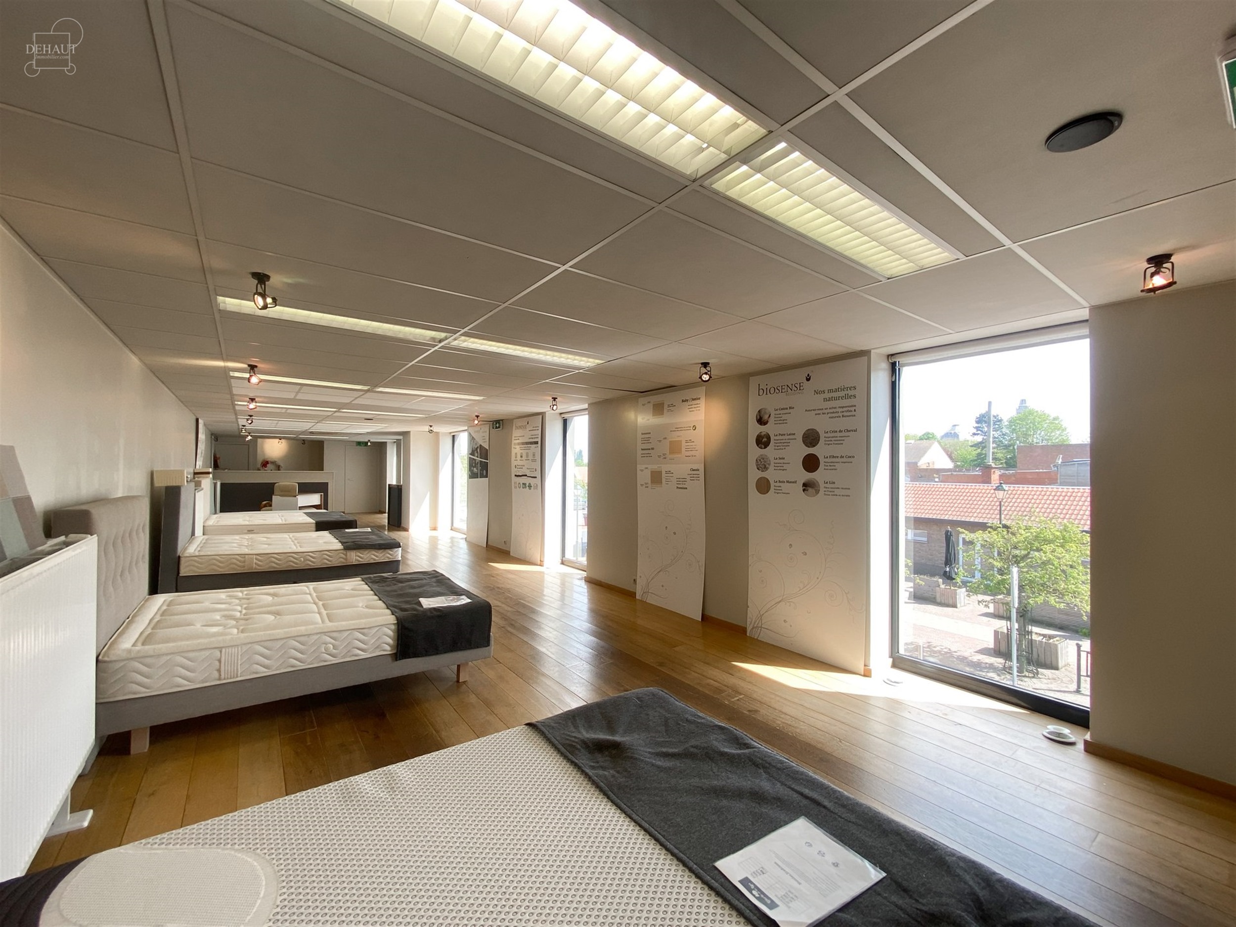 Goed zichtbaar winkelpand, ideaal gelegen in het centrum van Comines. Groot bedrijf van ongeveer 105m² op de begane grond, showroom op de bovenverdie...