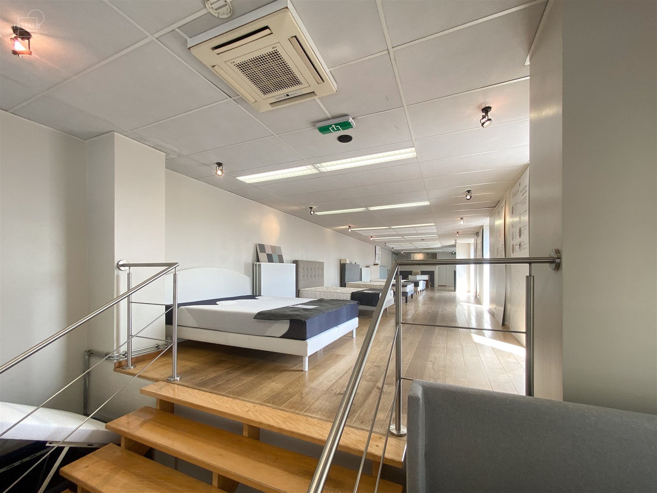 Goed zichtbaar winkelpand, ideaal gelegen in het centrum van Comines. Groot bedrijf van ongeveer 105m² op de begane grond, showroom op de bovenverdie...