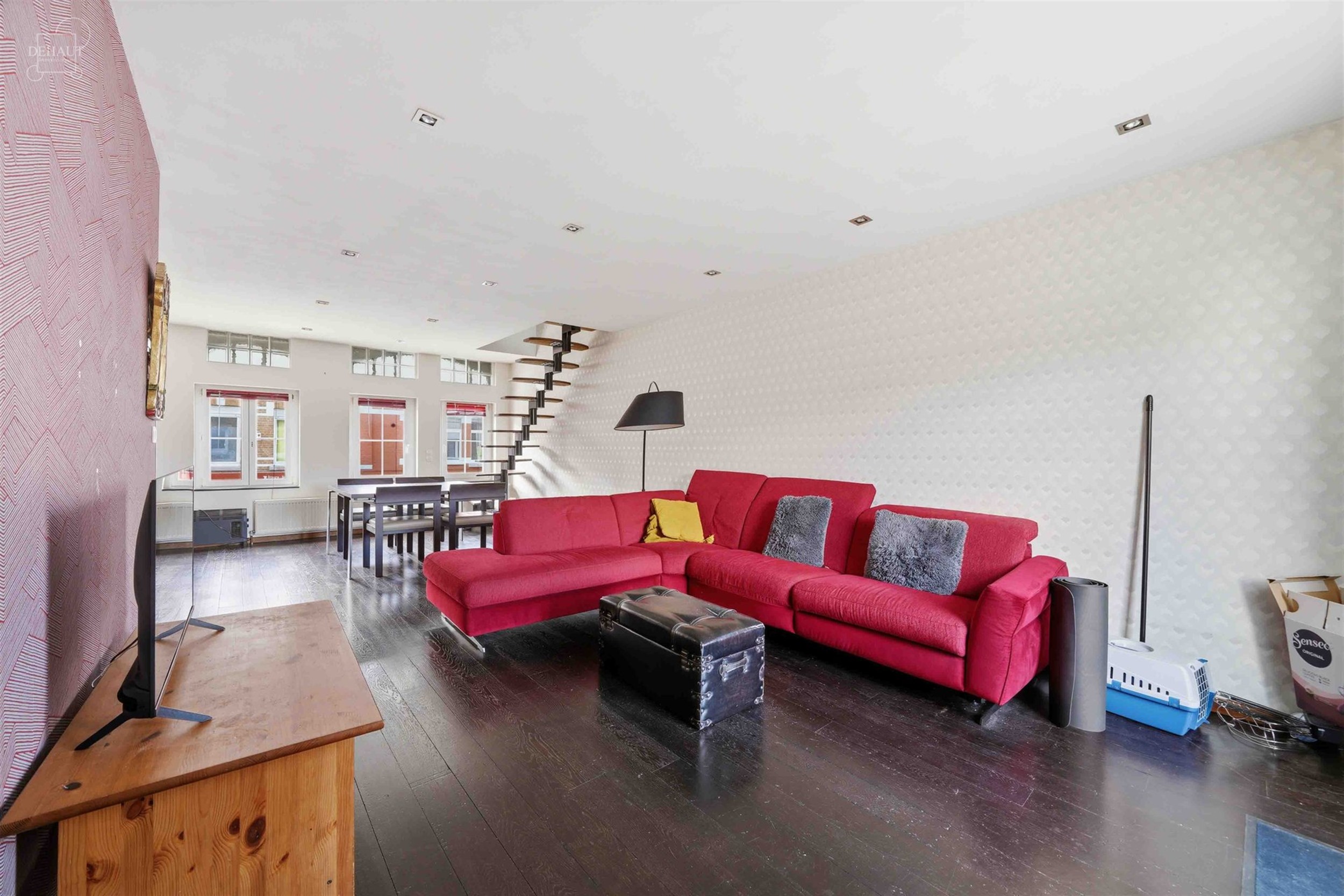 Aantrekkelijk gebouw voor gemengd gebruik, gerenoveerd in 2006, bestaande uit een winkel en een duplexwoning.
De begane grond bestaat uit een kapsalo...