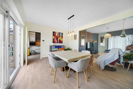 Superbe maison semi-individuelle construite en 2000 et située dans une rue calme. 
Propose un hall d'entrée desservant un séjour lumineux, une cui...