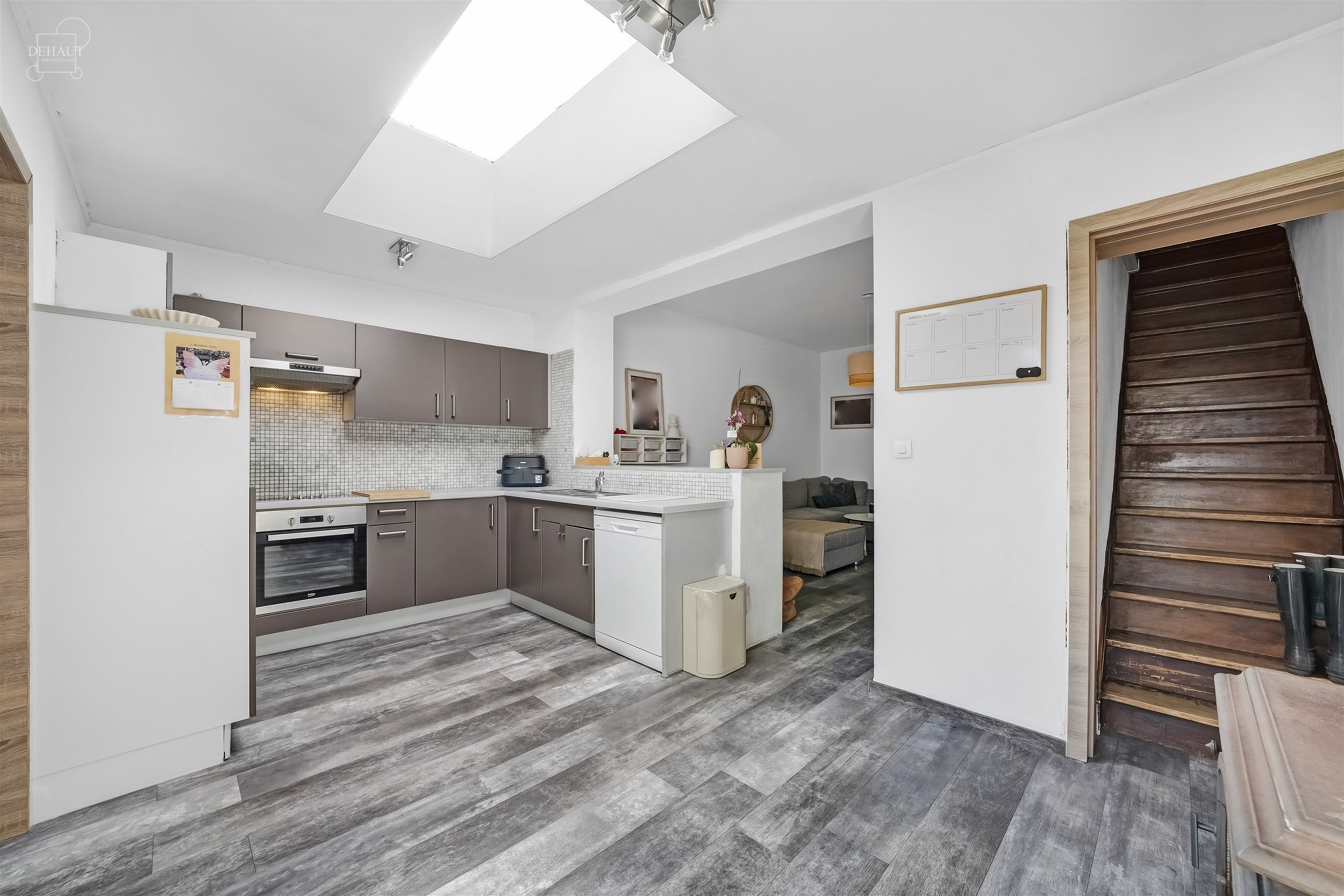 Jolie maison de ville avec garage idéalement située dans une rue calme et prisée. Composée d'un agréable espace de vie avec un insert et un poêl...