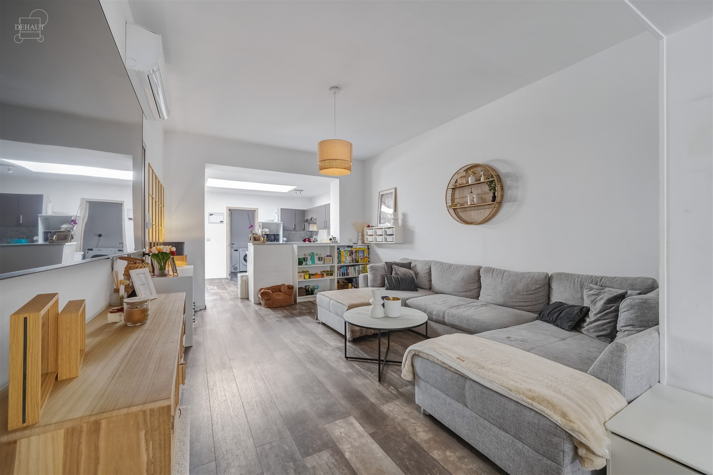 Jolie maison de ville avec garage idéalement située dans une rue calme et prisée. Composée d'un agréable espace de vie avec un insert et un poêl...