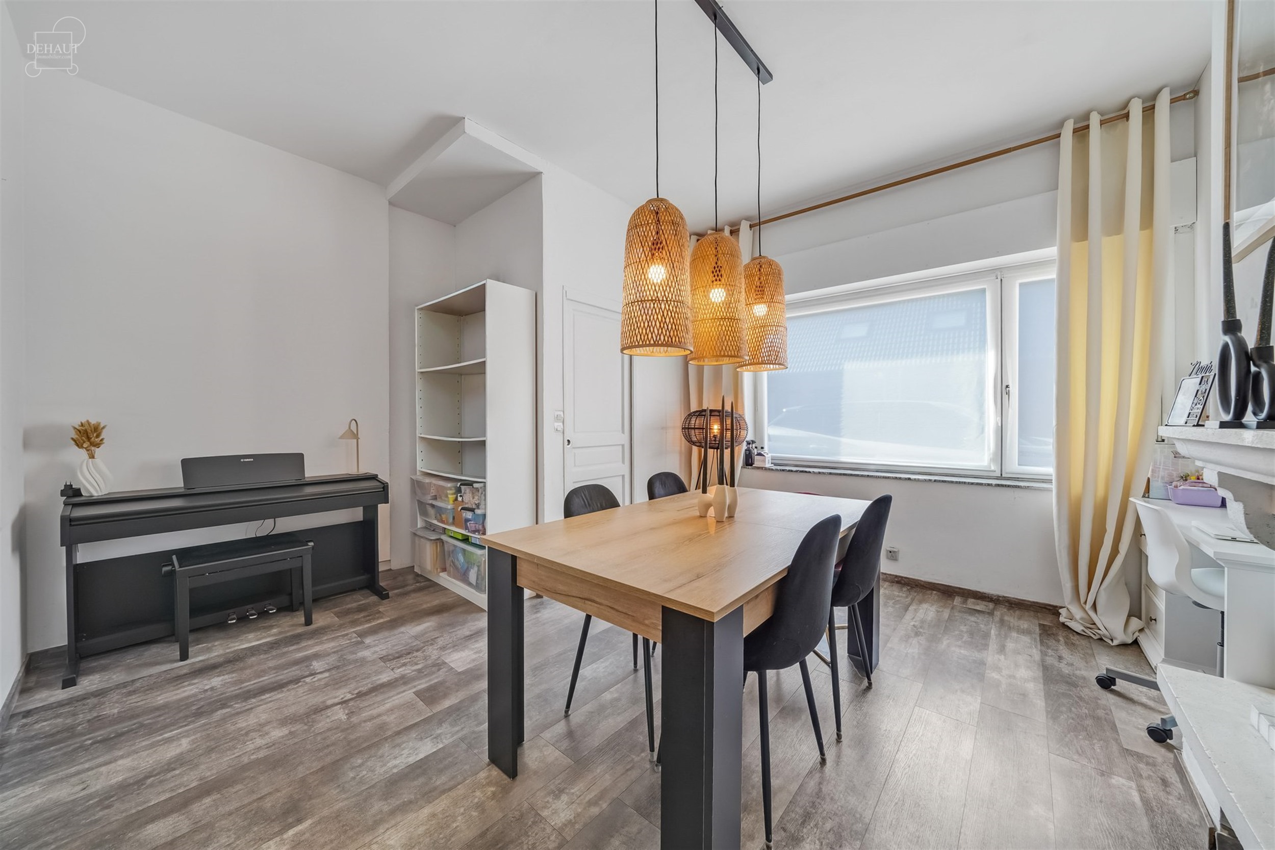 Jolie maison de ville avec garage idéalement située dans une rue calme et prisée. Composée d'un agréable espace de vie avec un insert et un poêl...