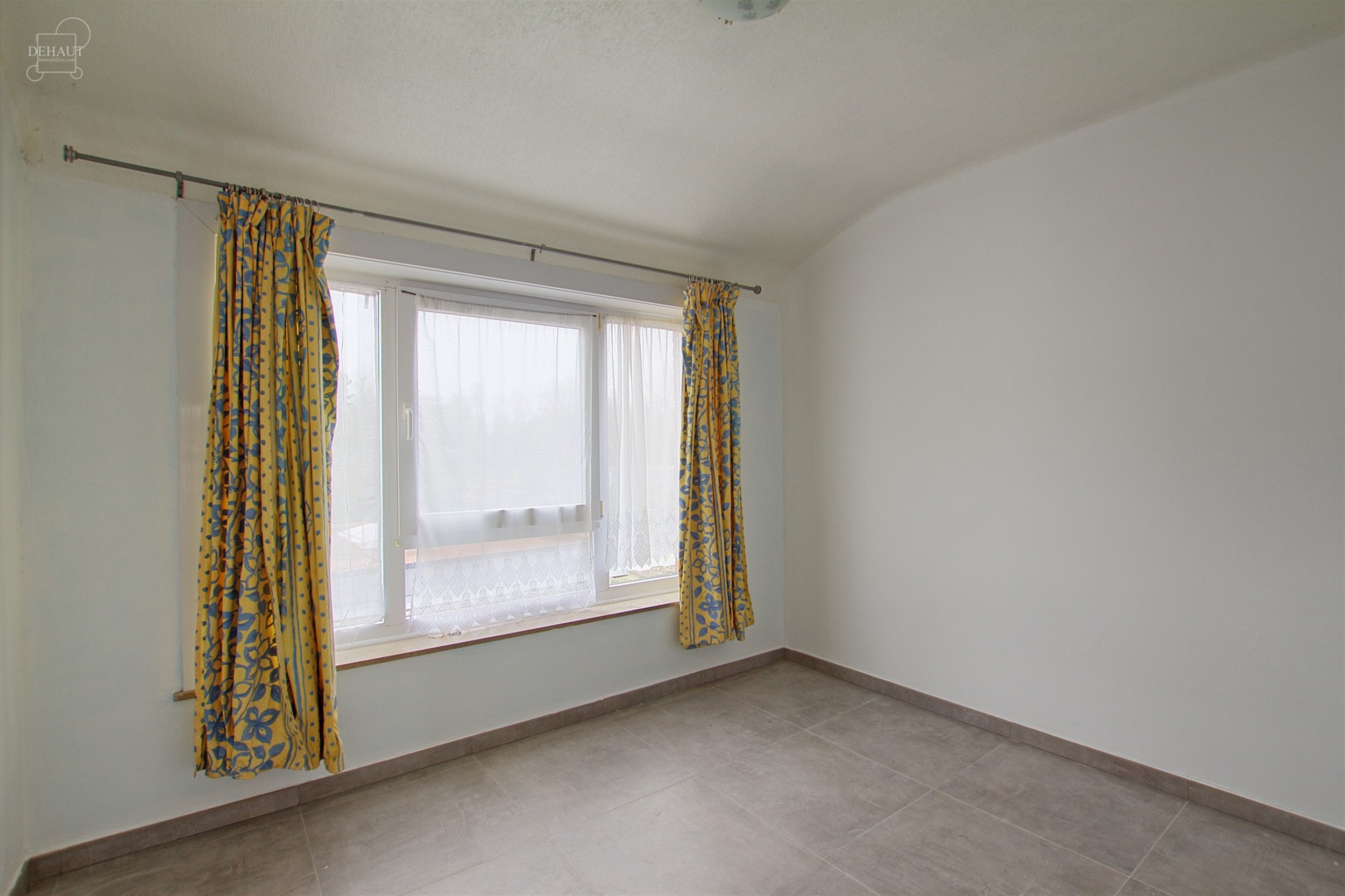 Appartement avec garage idéalement situé à deux pas du centre-ville de Comines ! Situé au 1er étage, il comprend un beau séjour d'env. 30m² ave...