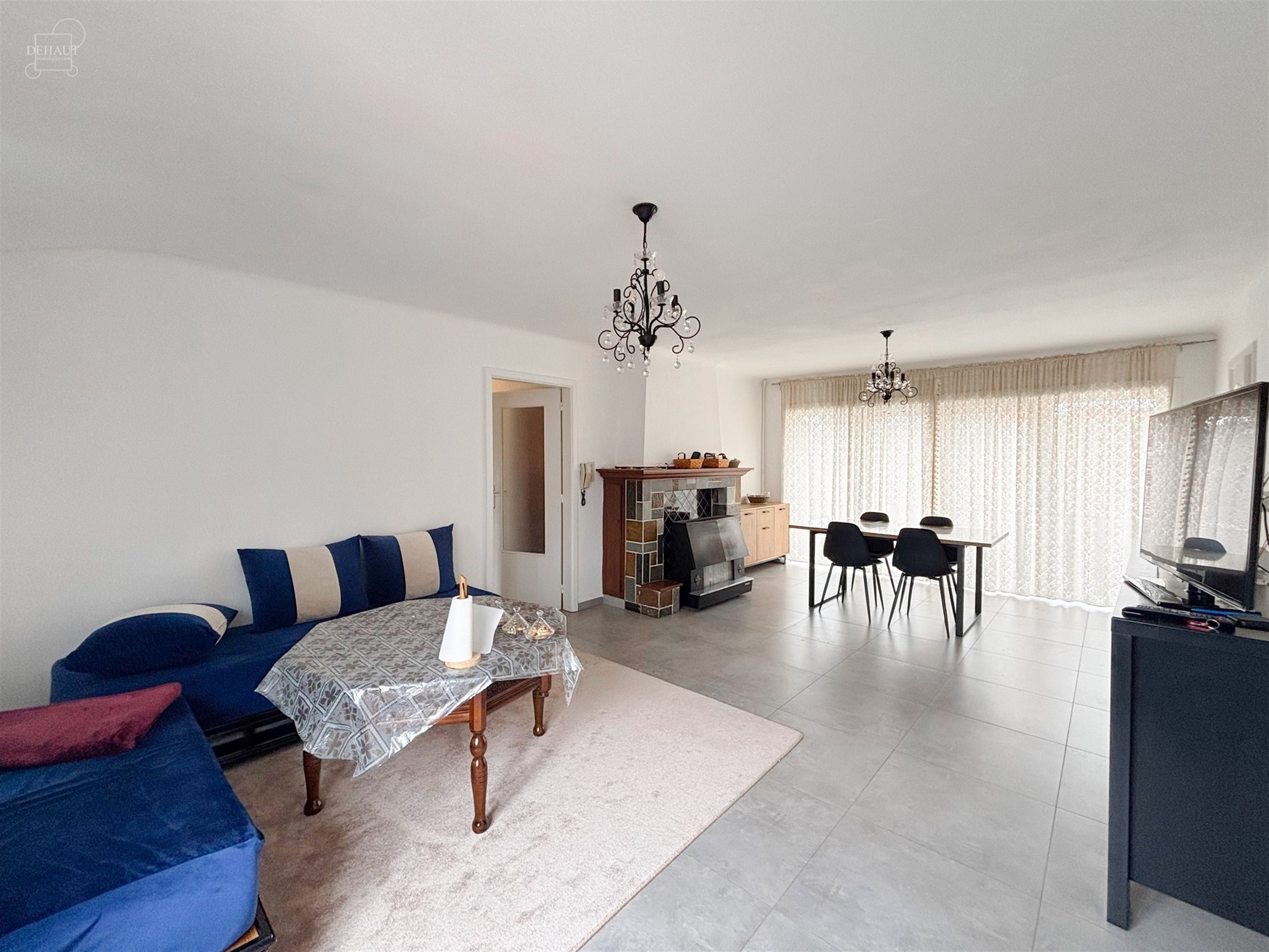 Appartement avec garage idéalement situé à deux pas du centre-ville de Comines ! Situé au 1er étage, il comprend un beau séjour d'env. 30m² ave...