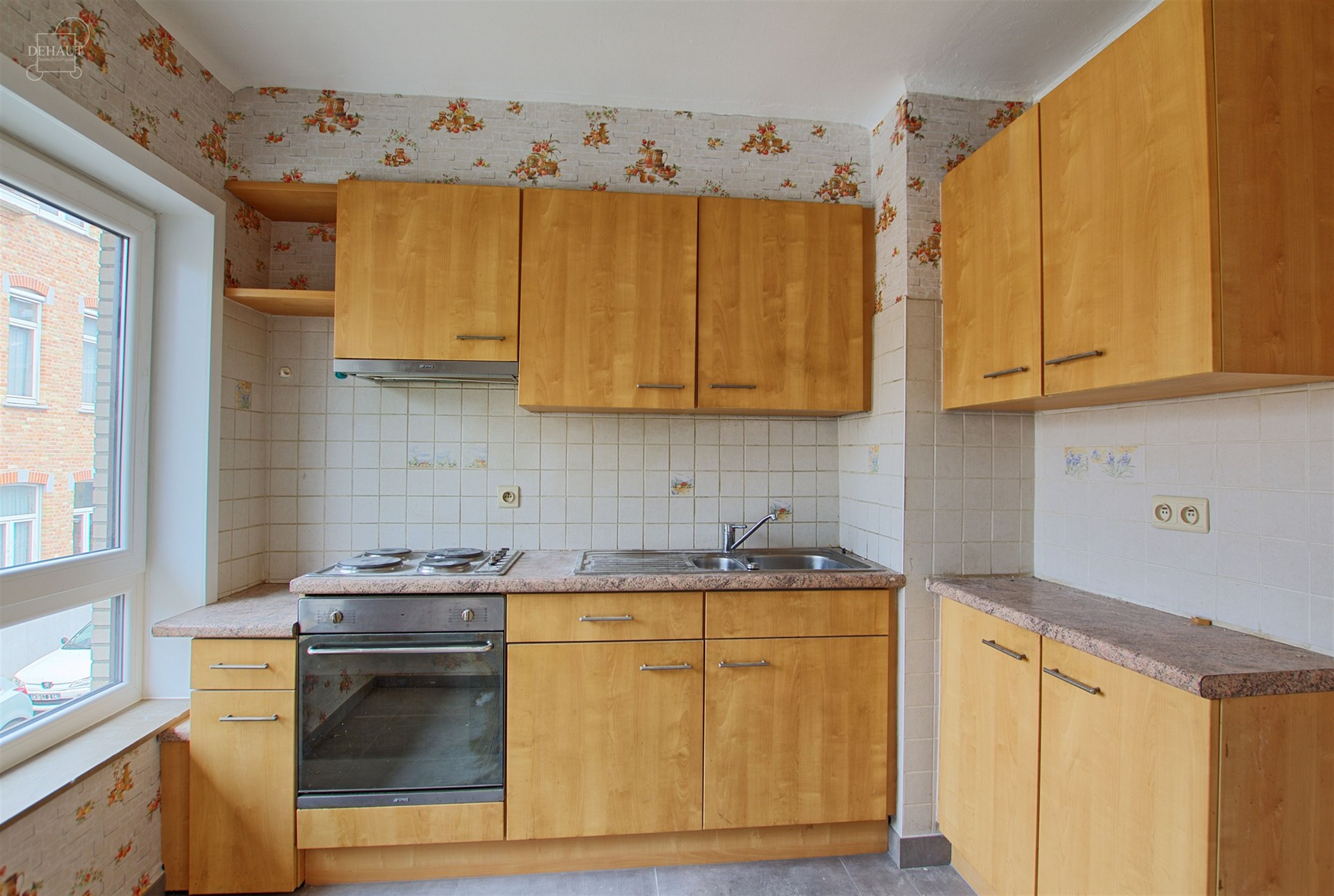 Appartement avec garage idéalement situé à deux pas du centre-ville de Comines ! Situé au 1er étage, il comprend un beau séjour d'env. 30m² ave...