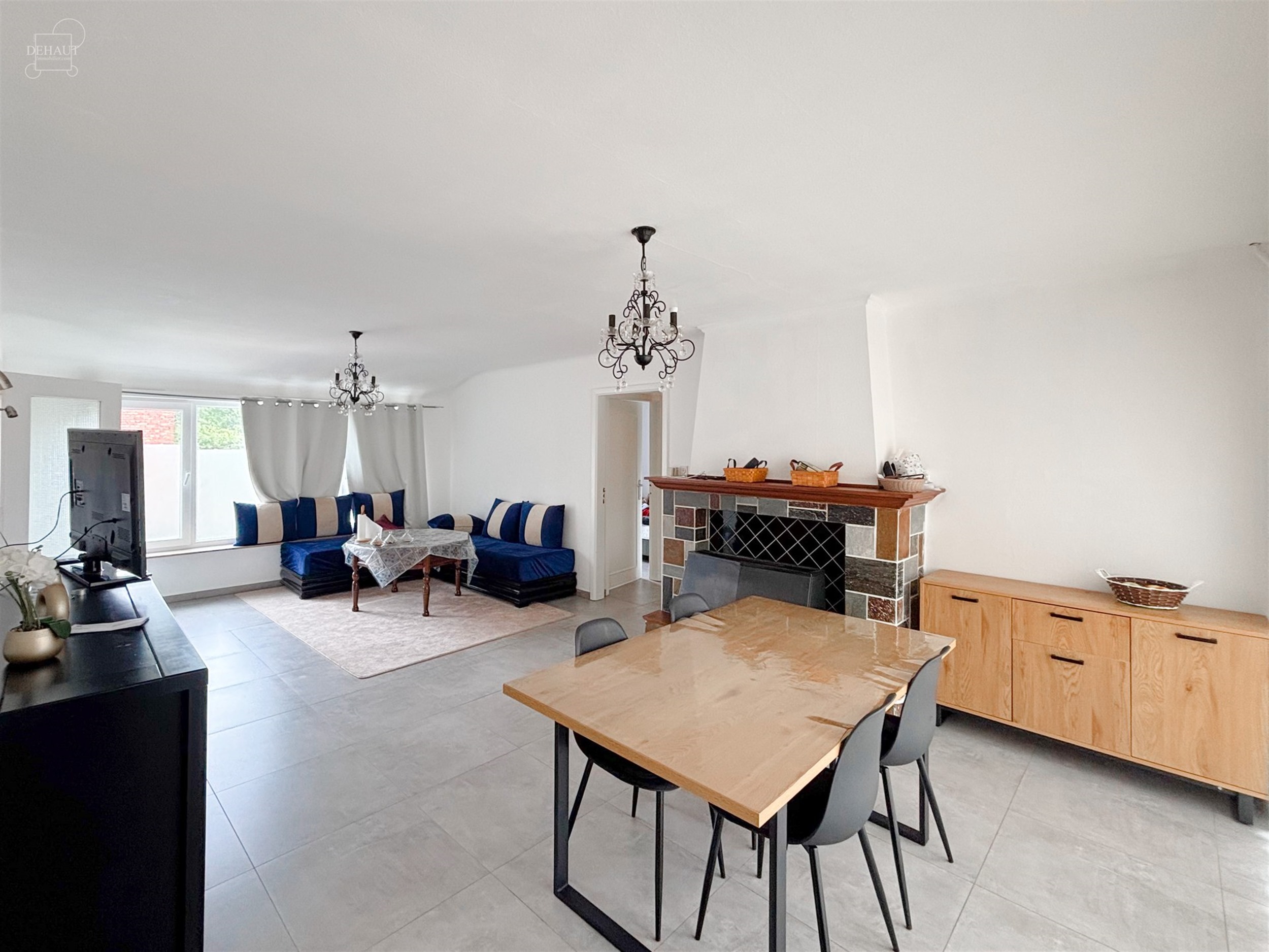 Appartement avec garage idéalement situé à deux pas du centre-ville de Comines ! Situé au 1er étage, il comprend un beau séjour d'env. 30m² ave...