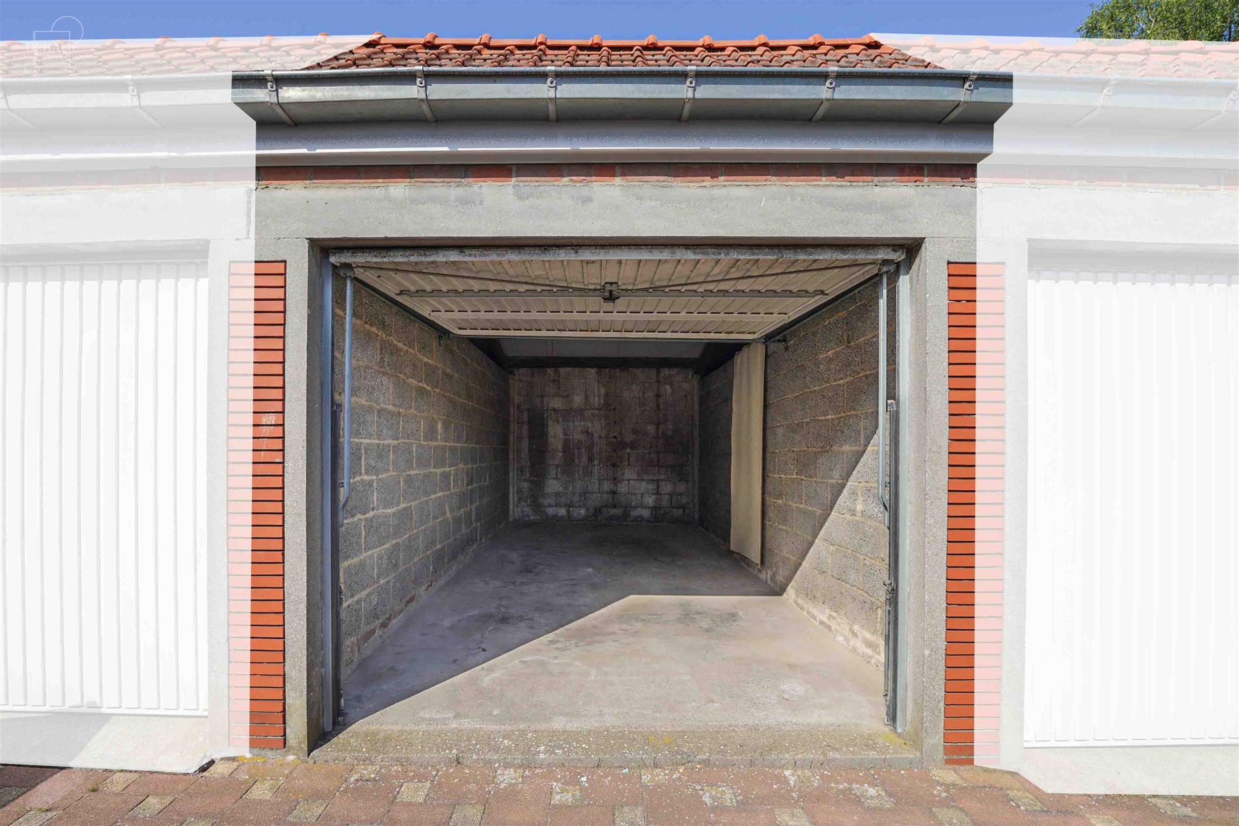 Garage d'env. 16m² situé à deux pas du centre-ville de COMINES ! Porte manuelle, toiture et chéneaux neufs. Faites vite ! 
...