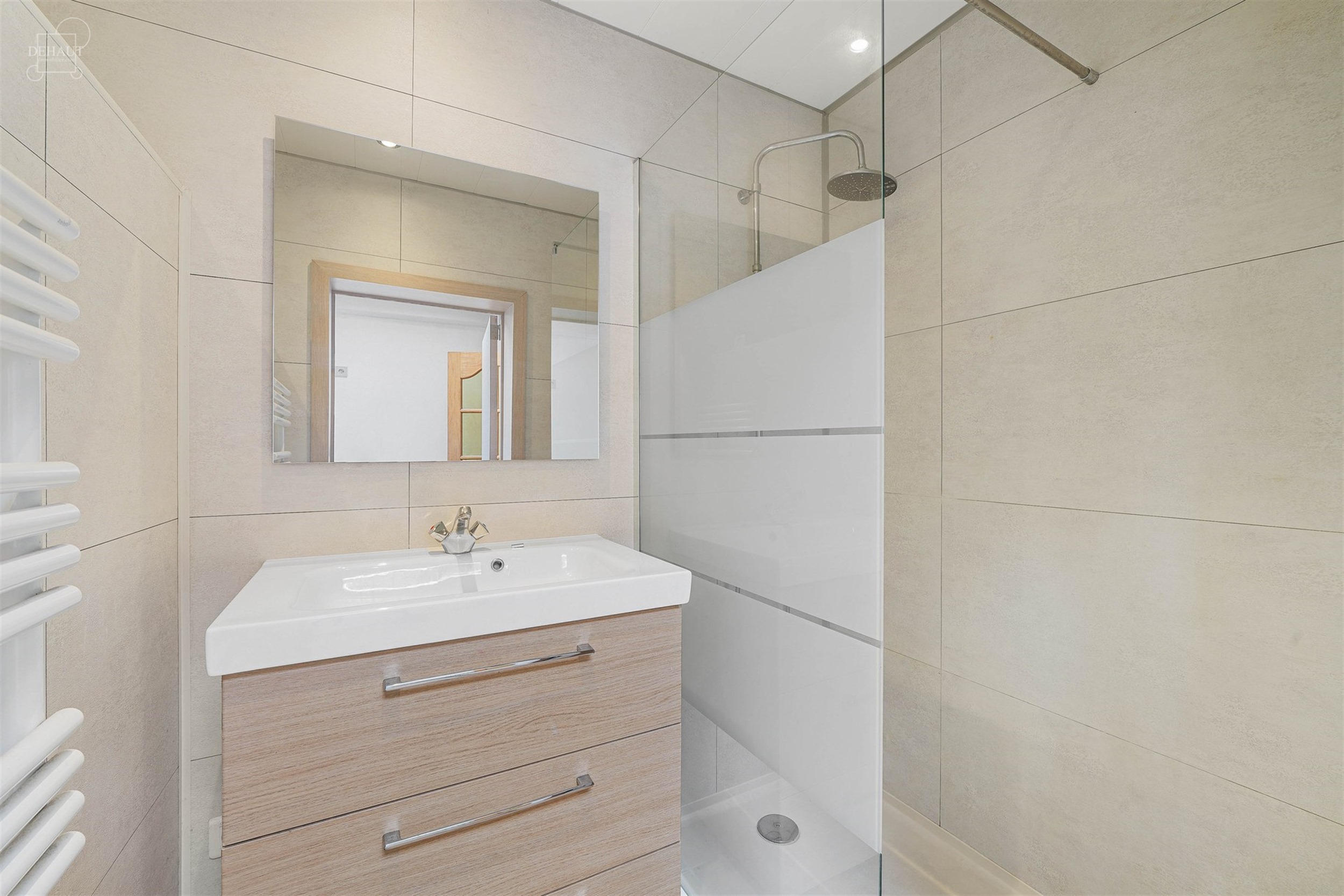 Mooi herenhuis met een woonkamer, een ingerichte keuken, een bijkeuken/wasruimte, een badkamer, een apart toilet, 2 slaapkamers en een inrichtbare zol...