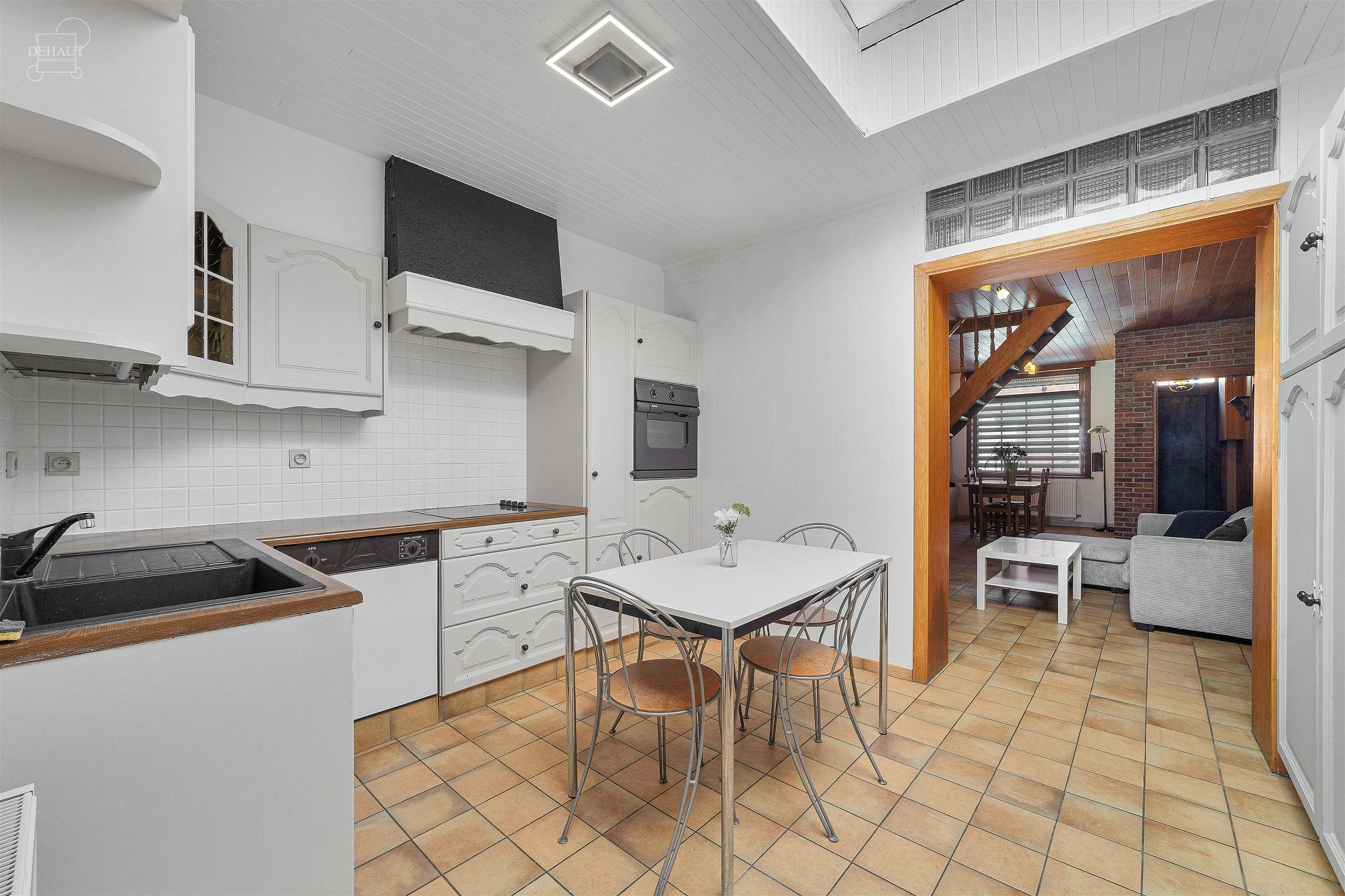 Mooi herenhuis met een woonkamer, een ingerichte keuken, een bijkeuken/wasruimte, een badkamer, een apart toilet, 2 slaapkamers en een inrichtbare zol...