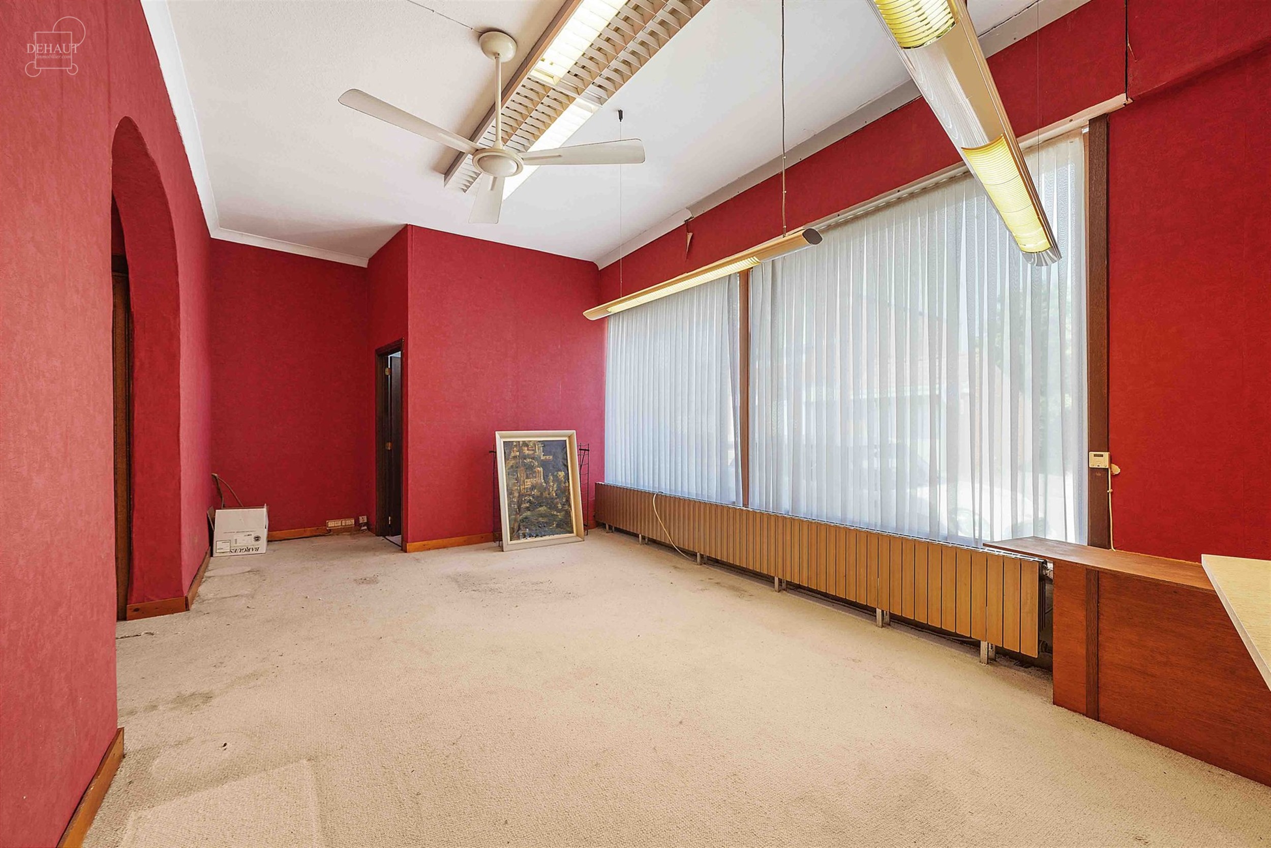 Groot te renoveren huis met dubbele garage en mogelijkheid tot verbouwing tot 5 slaapkamers. Met woonkamer, eetkamer, keuken, bijkeuken, badkamer, gro...