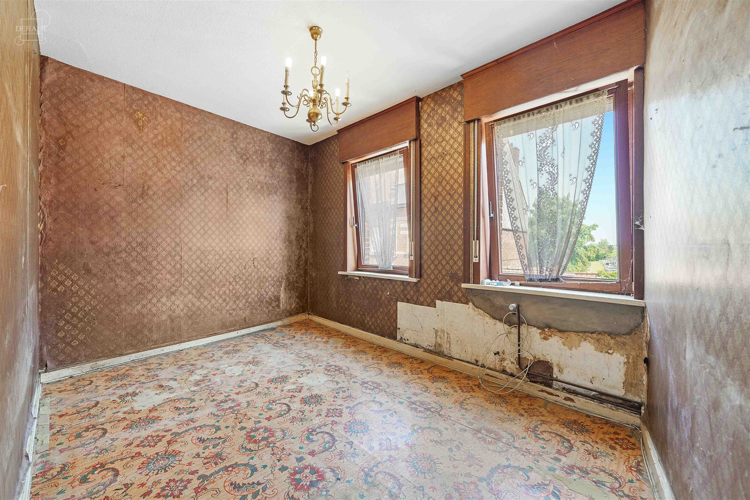 Groot te renoveren huis met dubbele garage en mogelijkheid tot verbouwing tot 5 slaapkamers. Met woonkamer, eetkamer, keuken, bijkeuken, badkamer, gro...