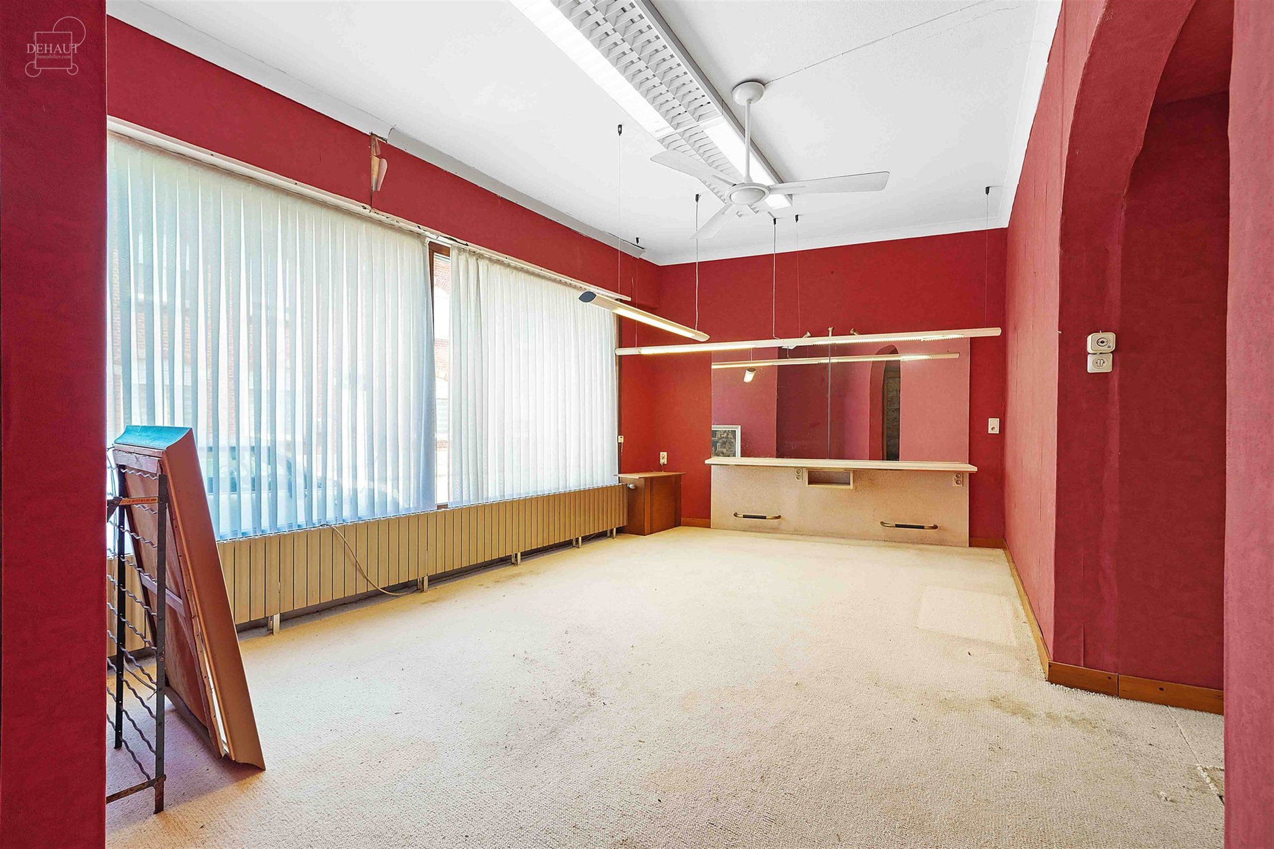 Groot te renoveren huis met dubbele garage en mogelijkheid tot verbouwing tot 5 slaapkamers. Met woonkamer, eetkamer, keuken, bijkeuken, badkamer, gro...