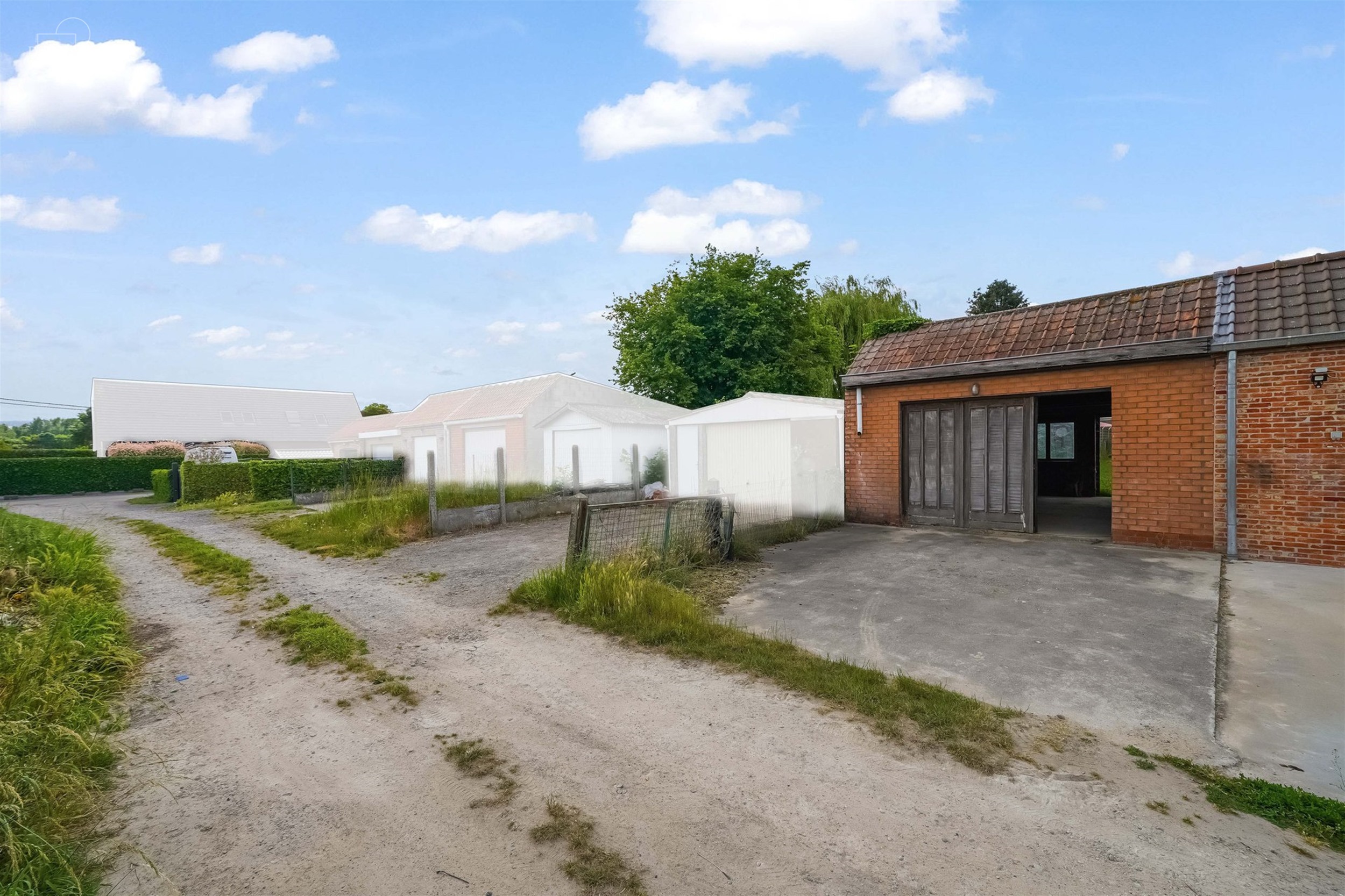 Jolie maison de ville avec garage idéalement située dans une rue calme et prisée. Composée d'un agréable espace de vie avec un insert et un poêl...