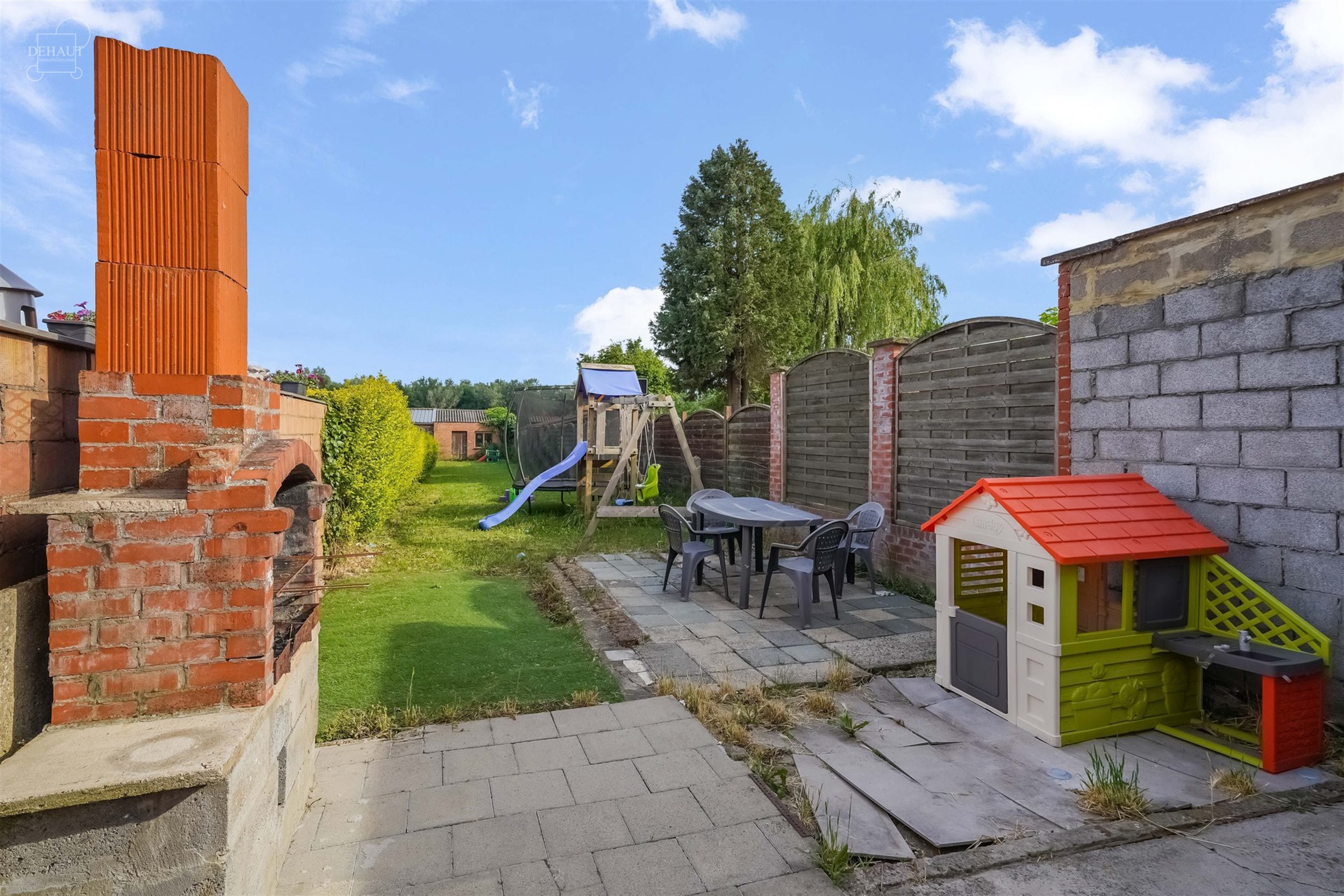 Jolie maison de ville avec garage idéalement située dans une rue calme et prisée. Composée d'un agréable espace de vie avec un insert et un poêl...