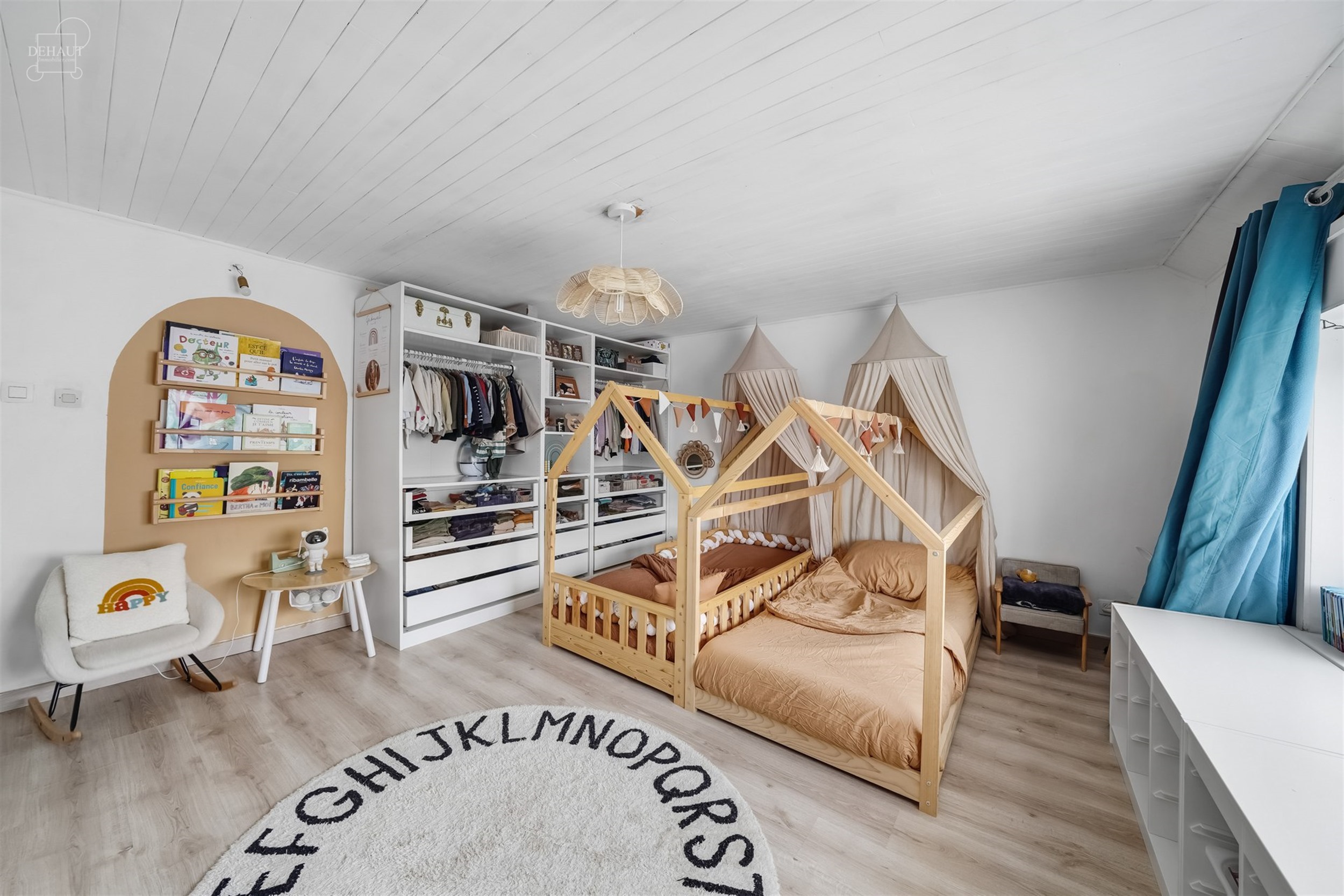 Jolie maison de ville avec garage idéalement située dans une rue calme et prisée. Composée d'un agréable espace de vie avec un insert et un poêl...