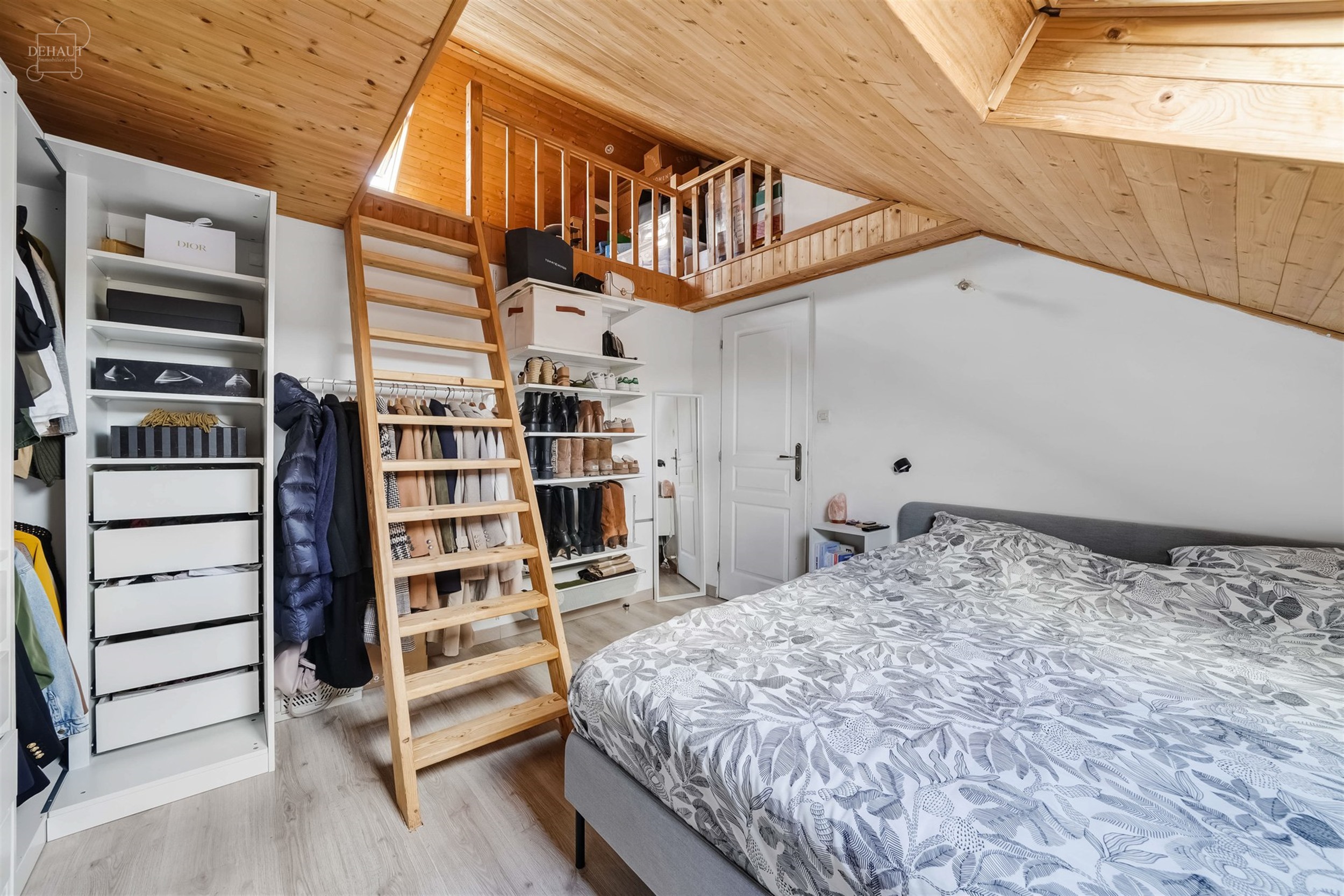 Jolie maison de ville avec garage idéalement située dans une rue calme et prisée. Composée d'un agréable espace de vie avec un insert et un poêl...