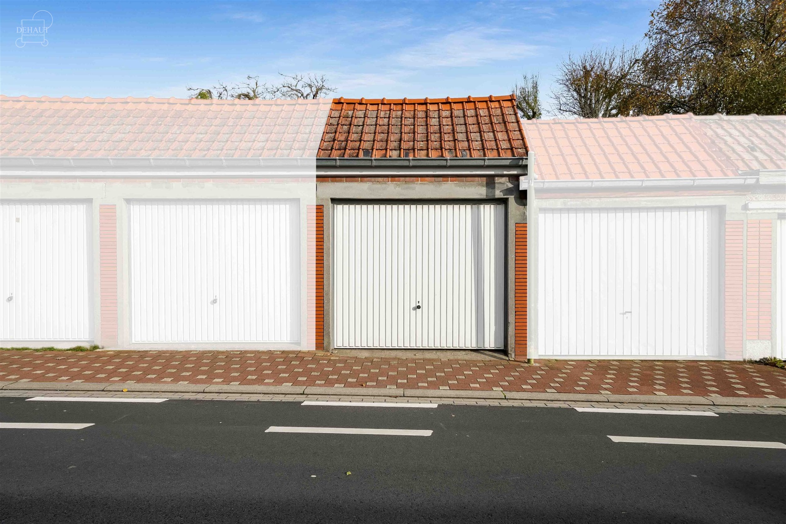 Garage d'env. 16m² situé à deux pas du centre-ville de COMINES ! Porte manuelle, toiture et chéneaux neufs. Faites vite ! 
...