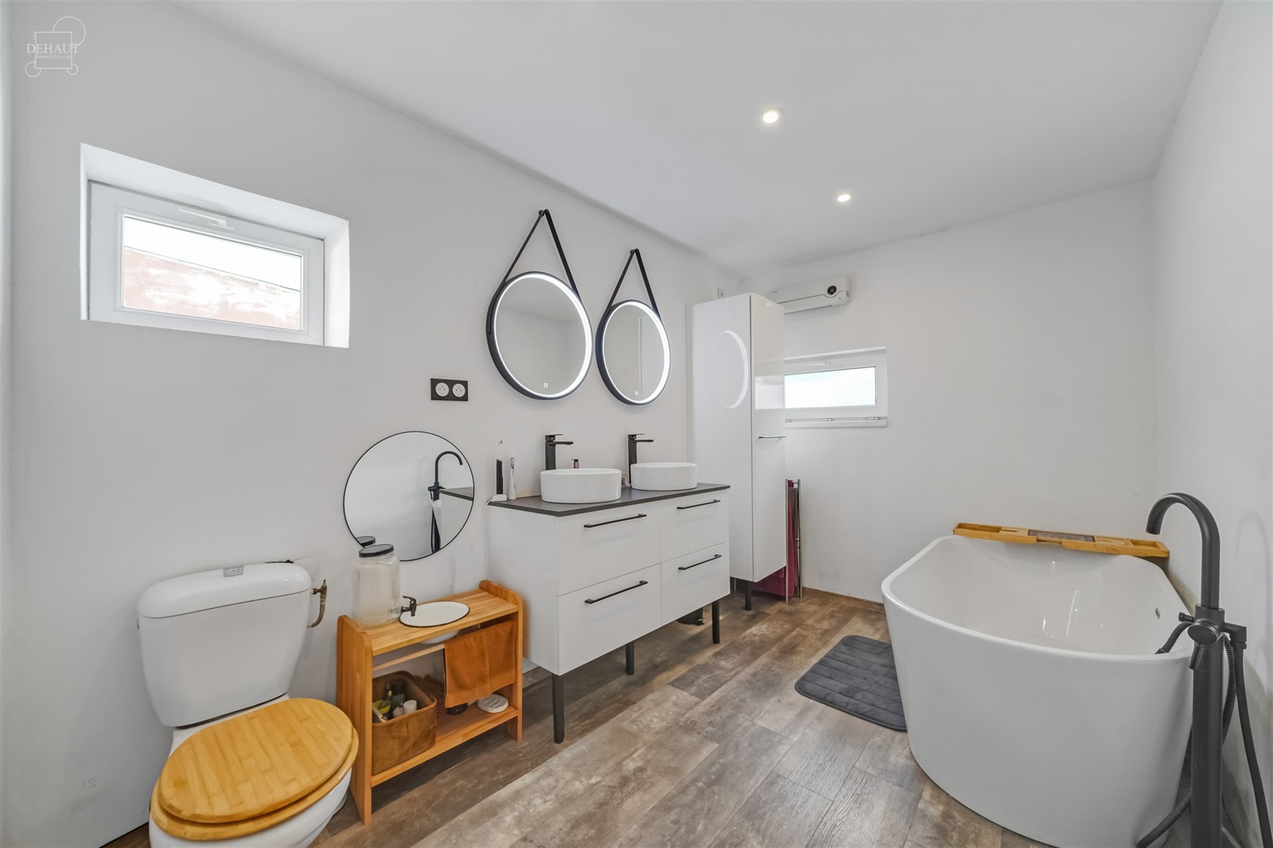 Jolie maison de ville avec garage idéalement située dans une rue calme et prisée. Composée d'un agréable espace de vie avec un insert et un poêl...