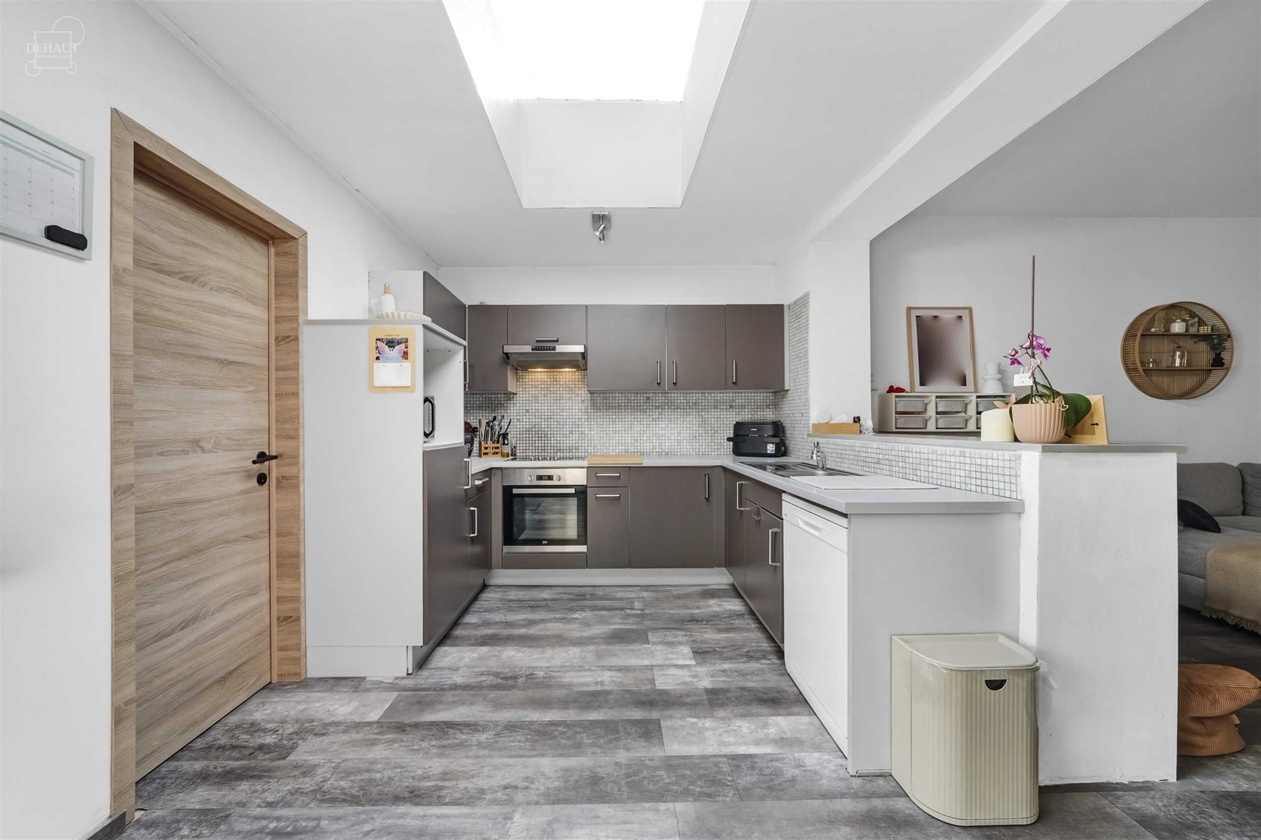 Jolie maison de ville avec garage idéalement située dans une rue calme et prisée. Composée d'un agréable espace de vie avec un insert et un poêl...