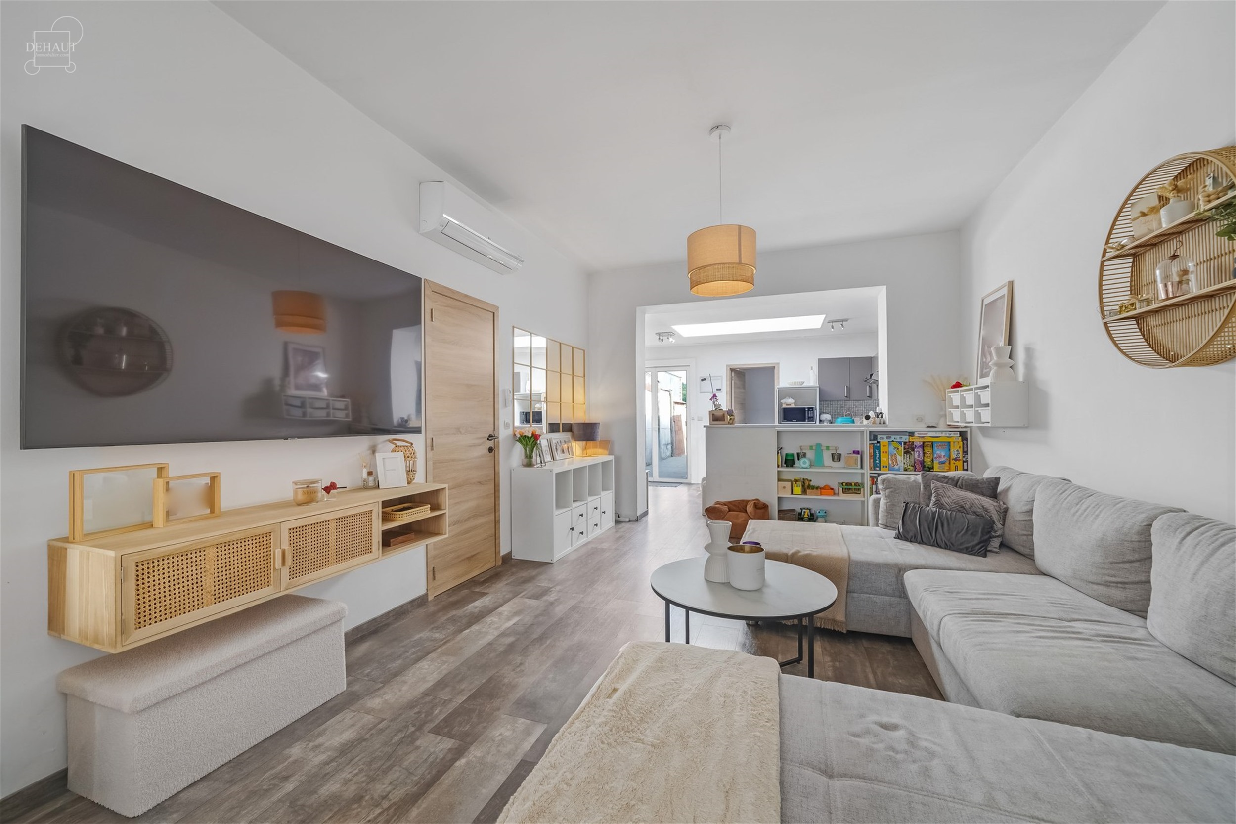 Jolie maison de ville avec garage idéalement située dans une rue calme et prisée. Composée d'un agréable espace de vie avec un insert et un poêl...