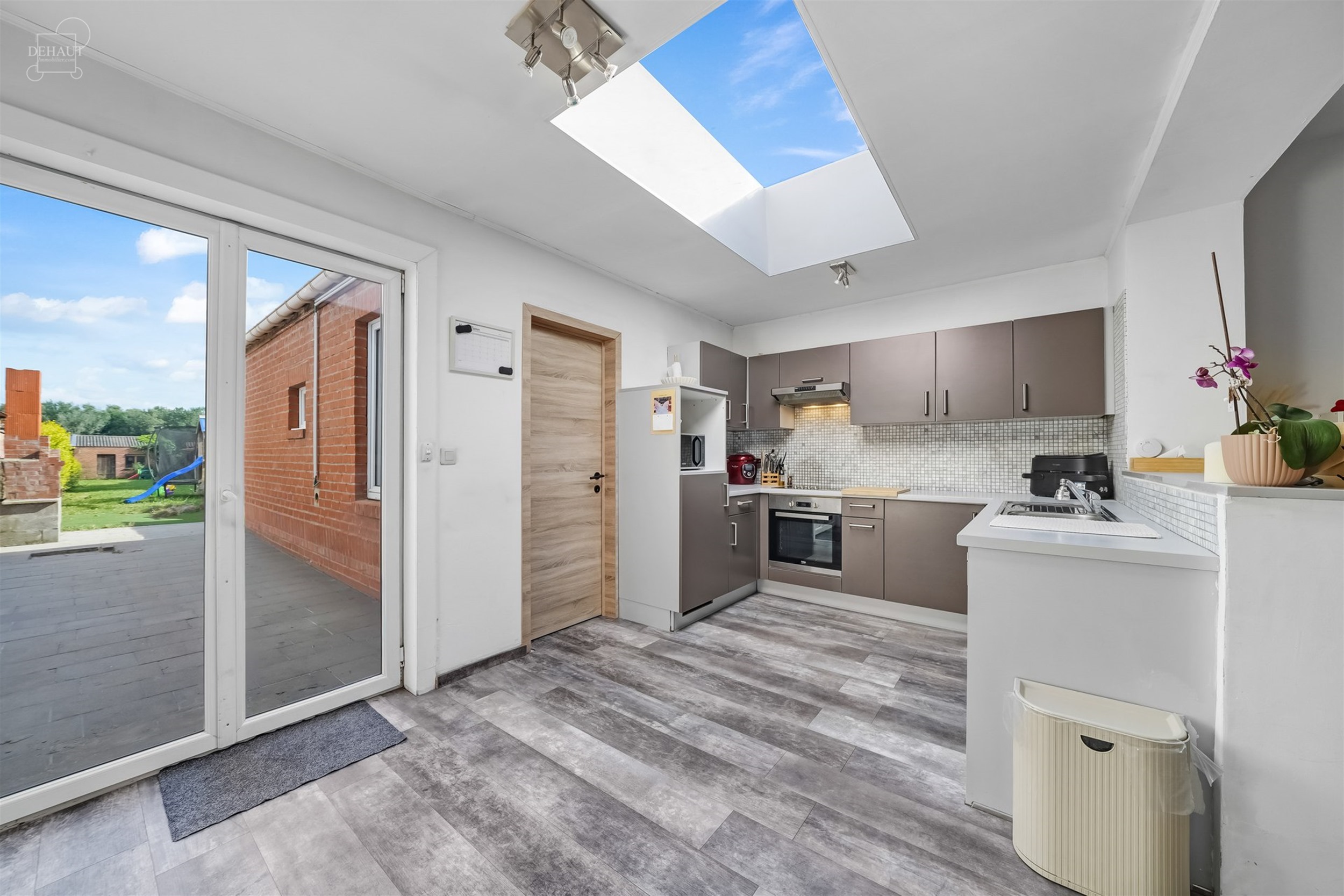 Jolie maison de ville avec garage idéalement située dans une rue calme et prisée. Composée d'un agréable espace de vie avec un insert et un poêl...