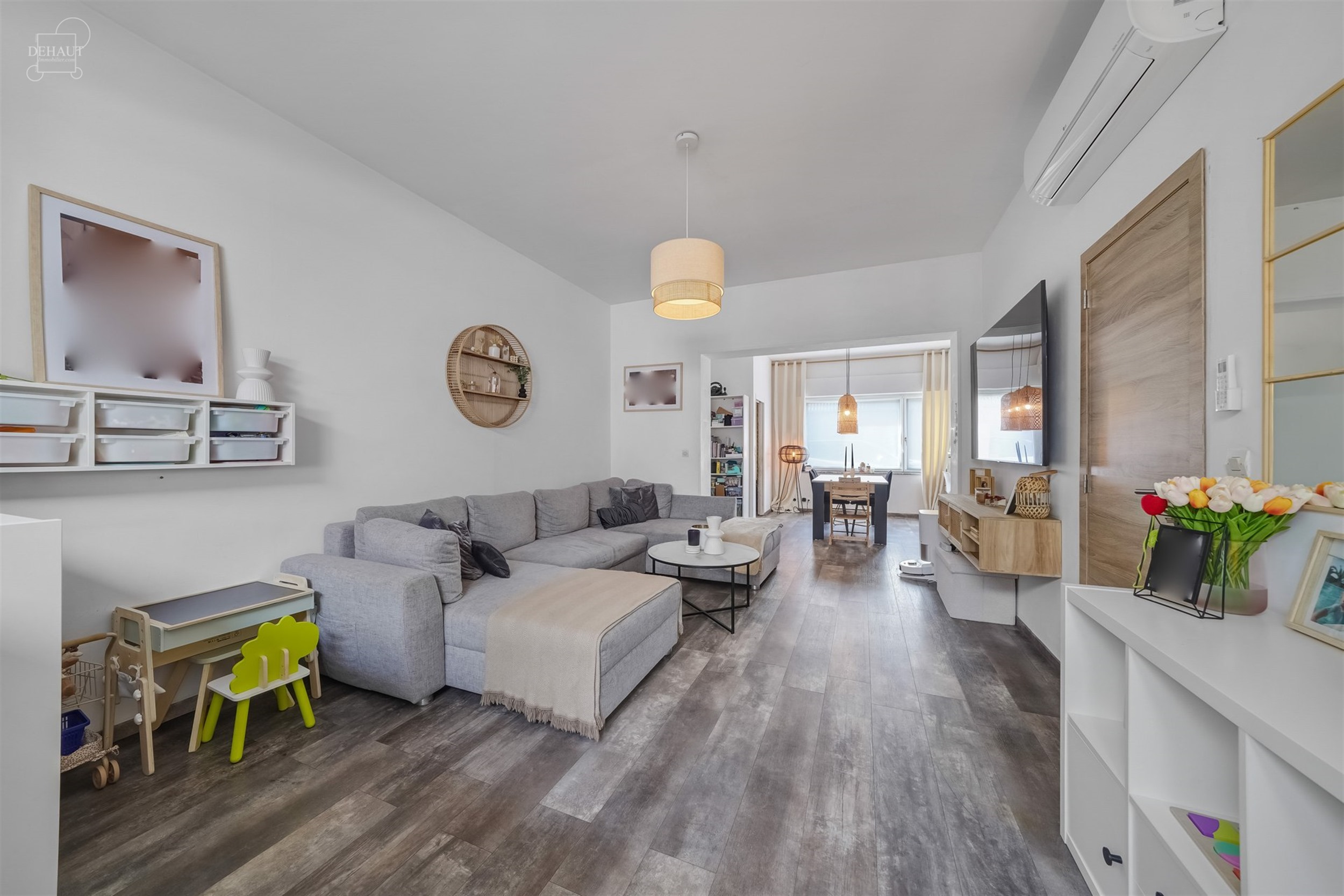 Jolie maison de ville avec garage idéalement située dans une rue calme et prisée. Composée d'un agréable espace de vie avec un insert et un poêl...