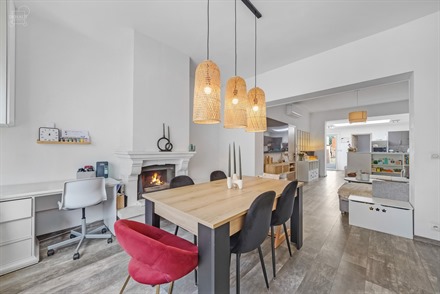 Jolie maison de ville avec garage idéalement située dans une rue calme et prisée. Composée d'un agréable espace de vie avec un insert et un poêl...