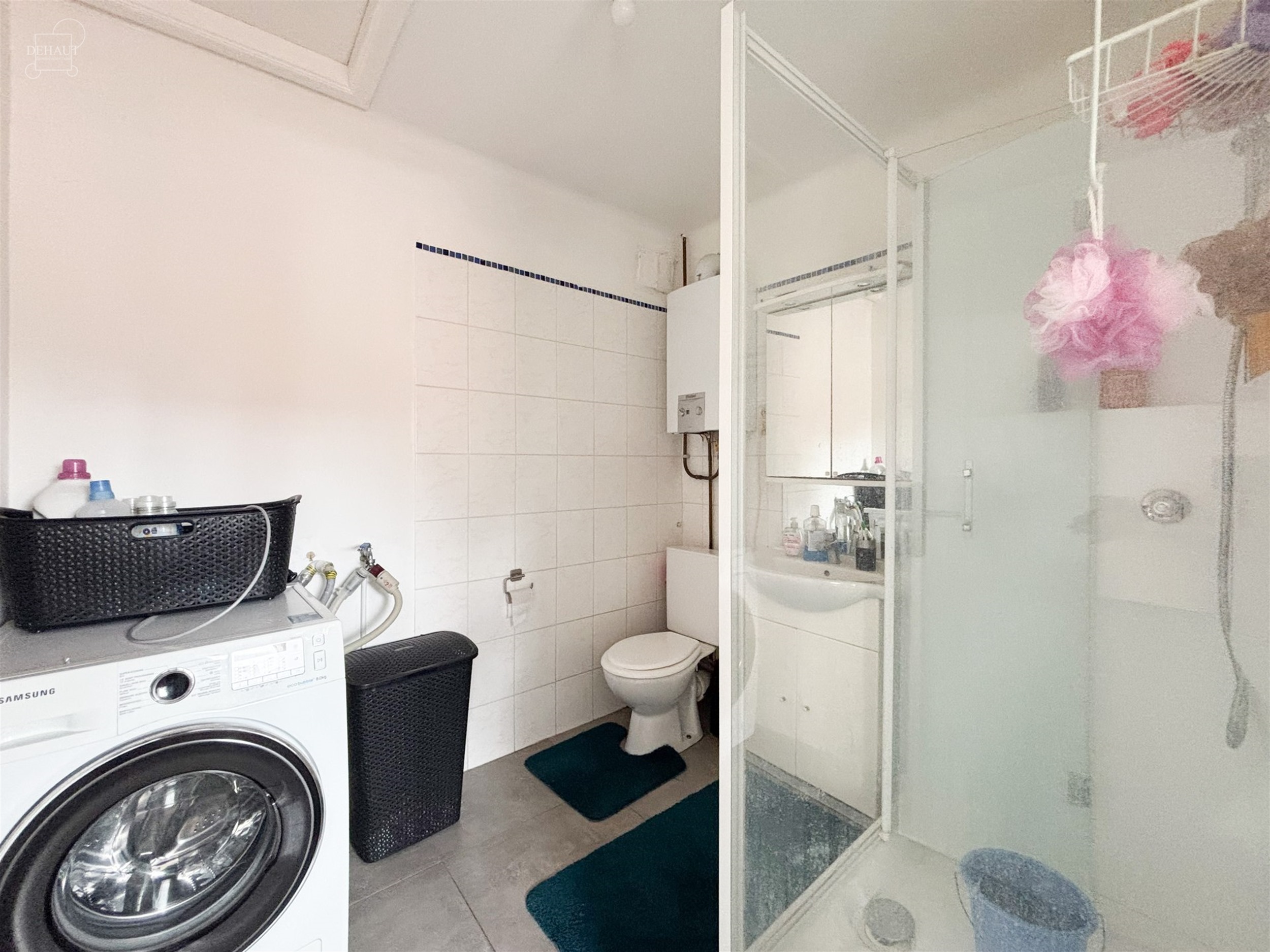 Appartement avec garage idéalement situé à deux pas du centre-ville de Comines ! Situé au 1er étage, il comprend un beau séjour d'env. 30m² ave...