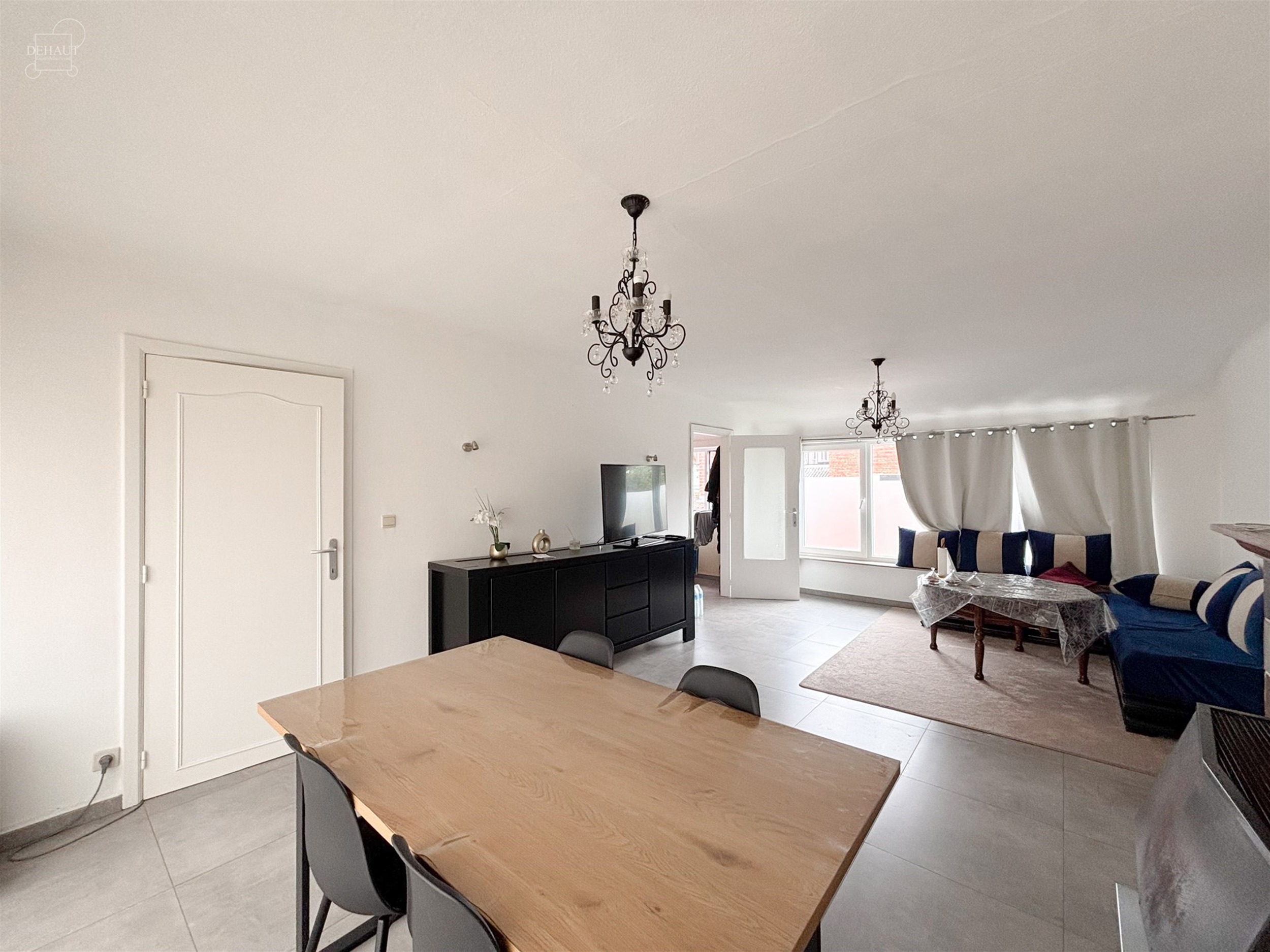 Appartement avec garage idéalement situé à deux pas du centre-ville de Comines ! Situé au 1er étage, il comprend un beau séjour d'env. 30m² ave...