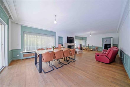 Spacieuse villa au caractère bourgeois disposant au rez-de-chaussée de deux entrées distinctes, un vaste séjour avec foyer ouvert, une cuisine éq...