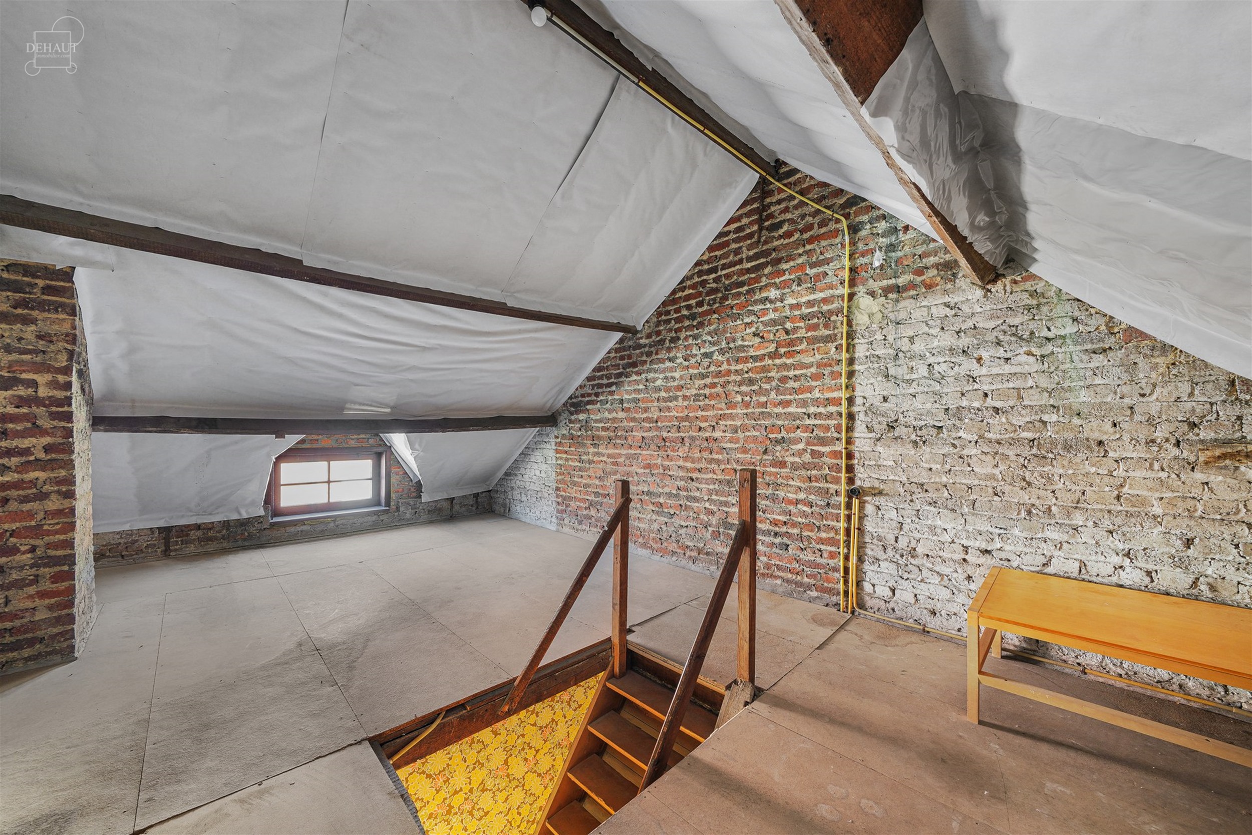 Mooi herenhuis met een woonkamer, een ingerichte keuken, een bijkeuken/wasruimte, een badkamer, een apart toilet, 2 slaapkamers en een inrichtbare zol...