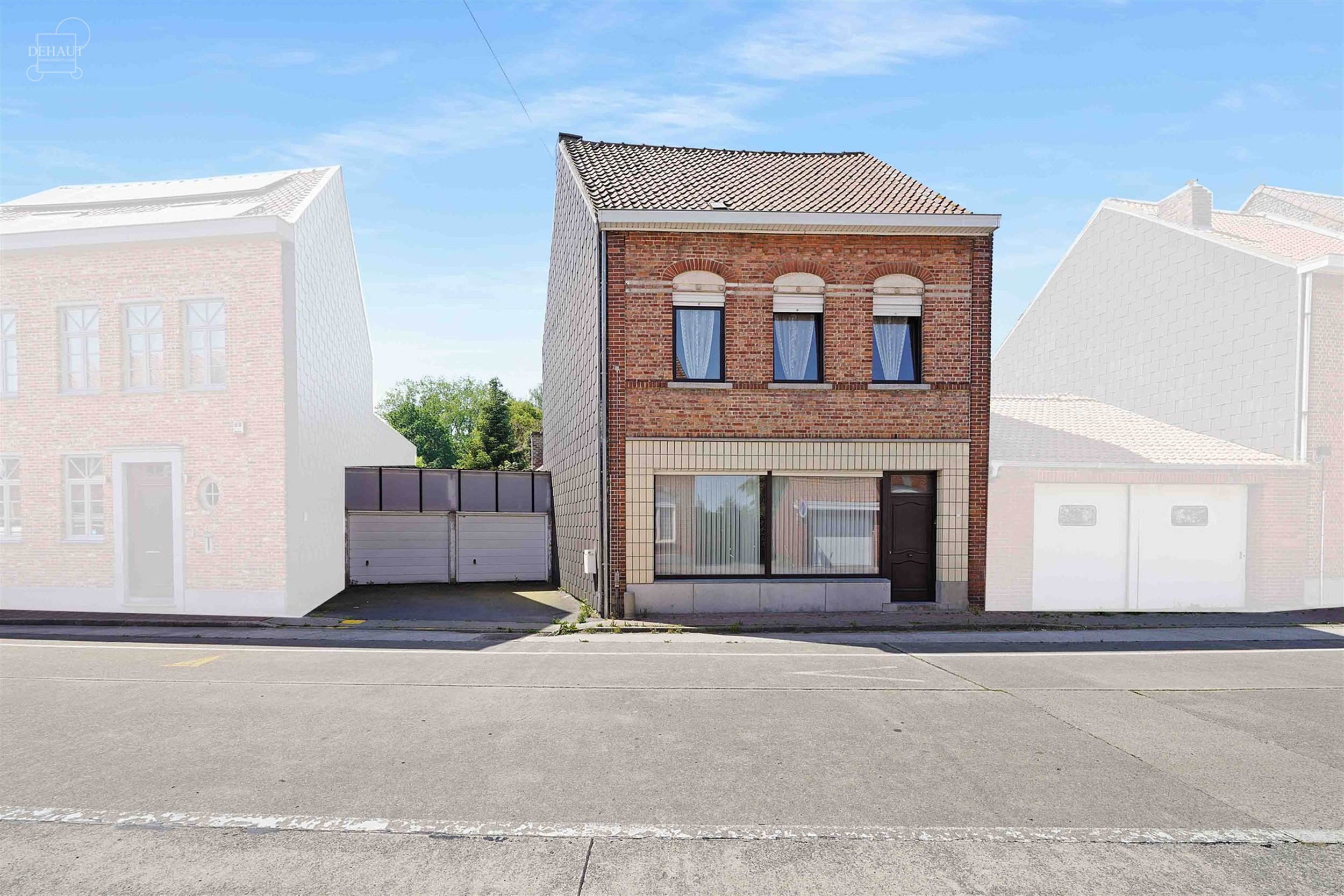 Groot te renoveren huis met dubbele garage en mogelijkheid tot verbouwing tot 5 slaapkamers. Met woonkamer, eetkamer, keuken, bijkeuken, badkamer, gro...