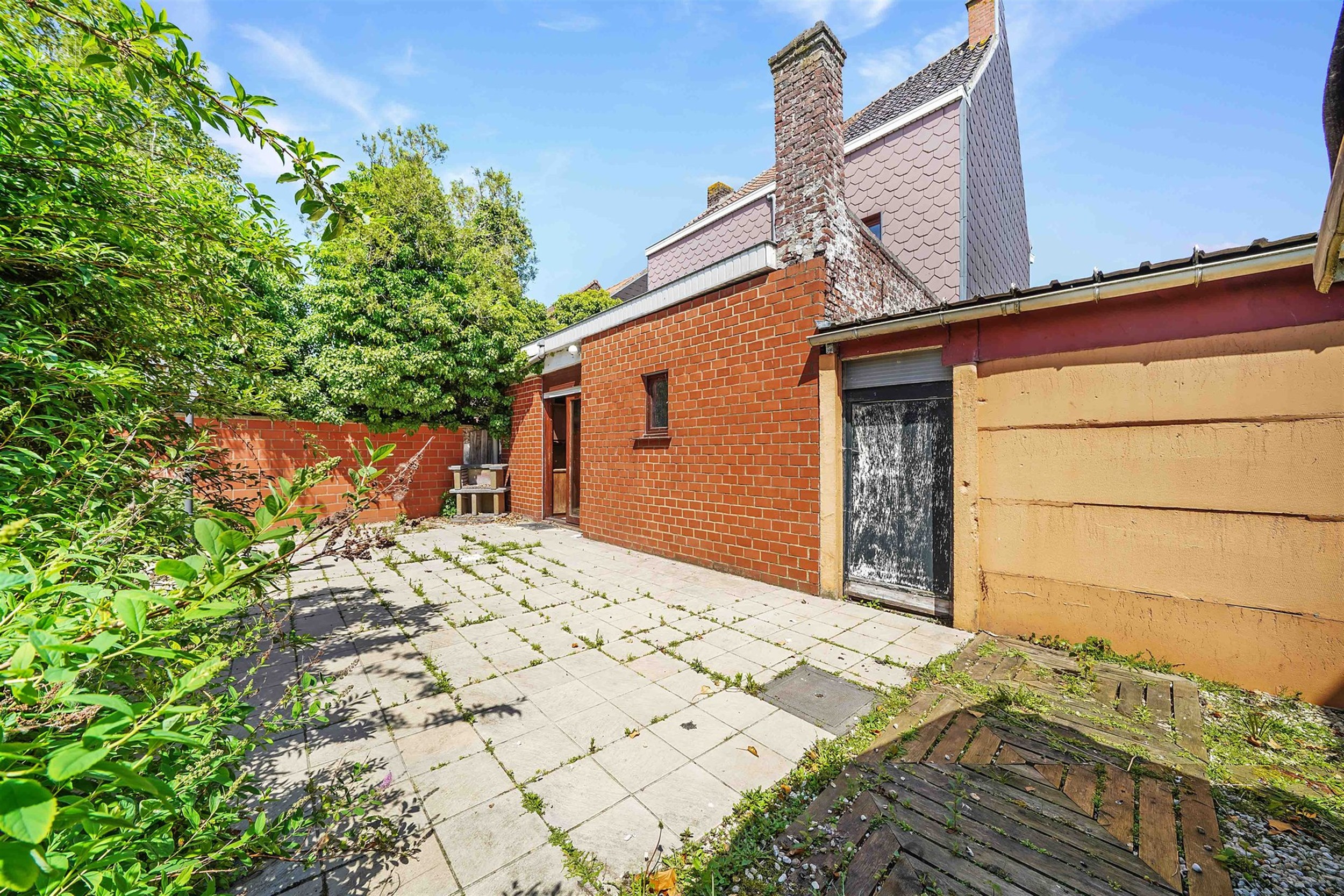 Groot te renoveren huis met dubbele garage en mogelijkheid tot verbouwing tot 5 slaapkamers. Met woonkamer, eetkamer, keuken, bijkeuken, badkamer, gro...