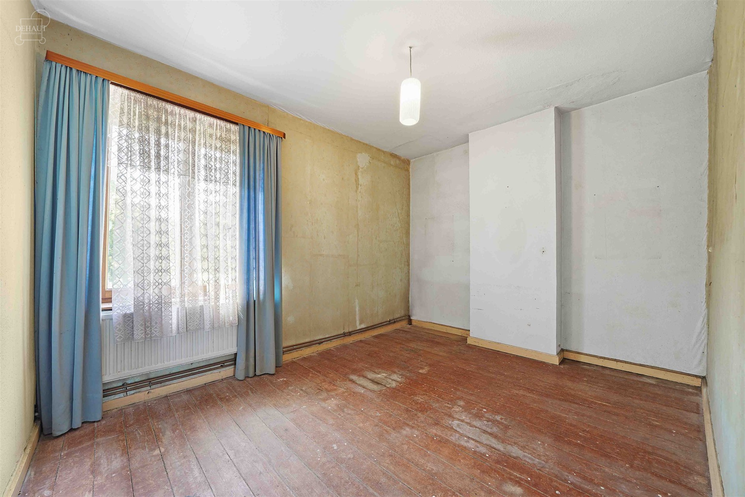 Groot te renoveren huis met dubbele garage en mogelijkheid tot verbouwing tot 5 slaapkamers. Met woonkamer, eetkamer, keuken, bijkeuken, badkamer, gro...