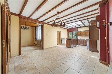 Large maison à rénover avec double garage et possibilité d'aménager jusqu'à 5 chambres. Avec séjour, salle à manger, cuisine, buanderie, salle ...
