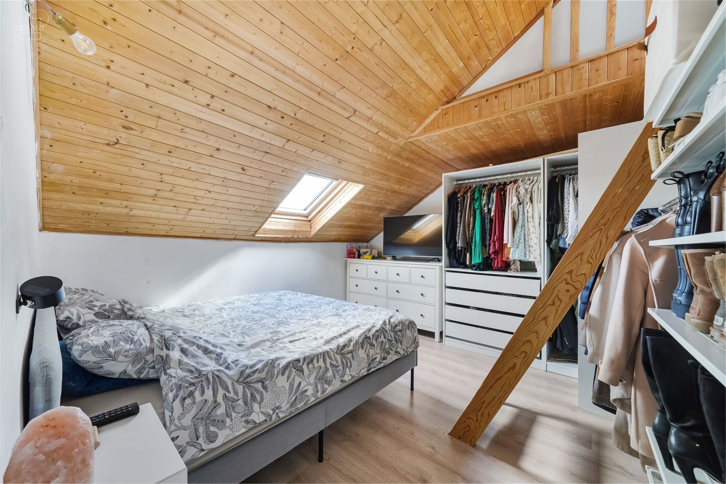 Jolie maison de ville avec garage idéalement située dans une rue calme et prisée. Composée d'un agréable espace de vie avec un insert et un poêl...