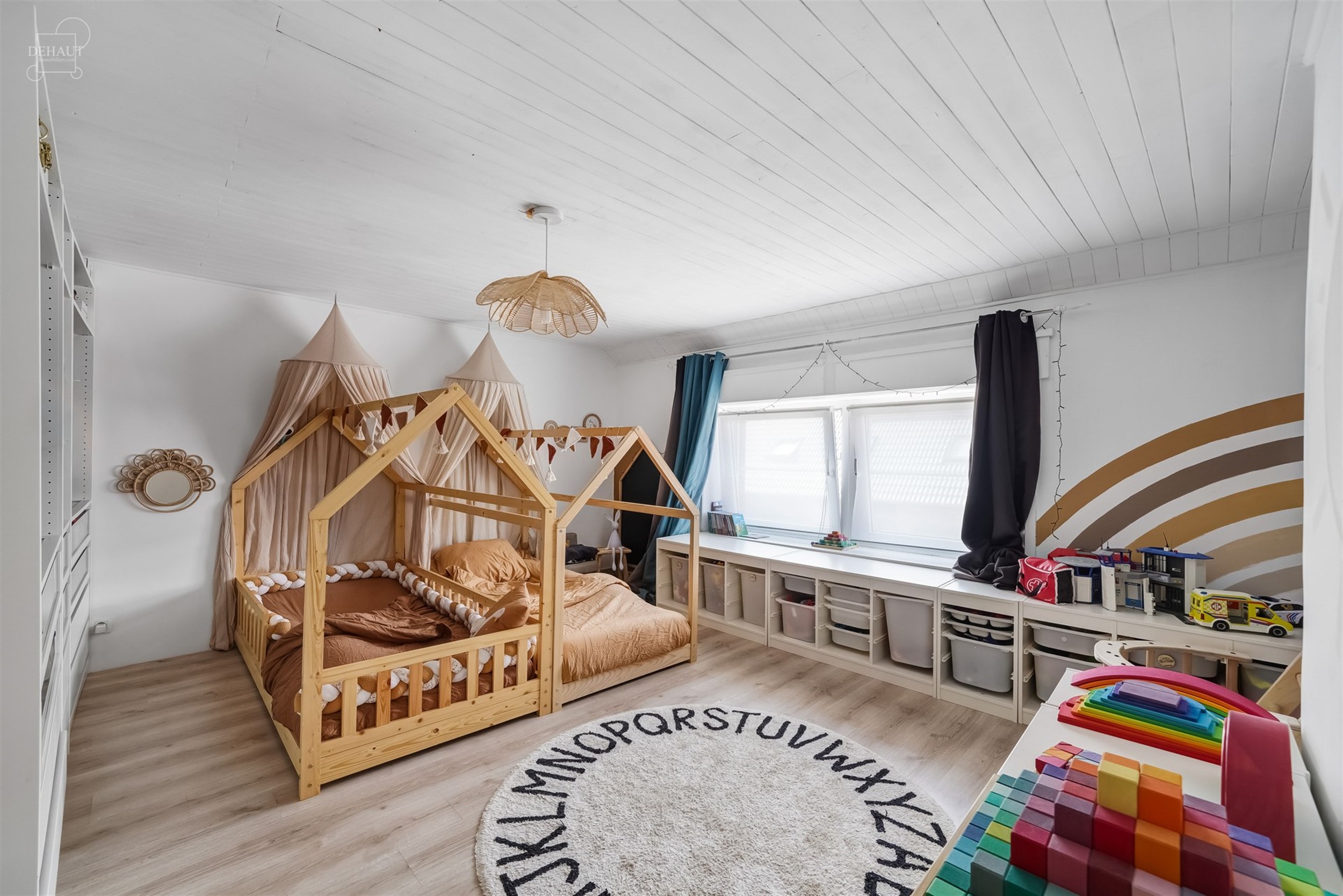 Jolie maison de ville avec garage idéalement située dans une rue calme et prisée. Composée d'un agréable espace de vie avec un insert et un poêl...