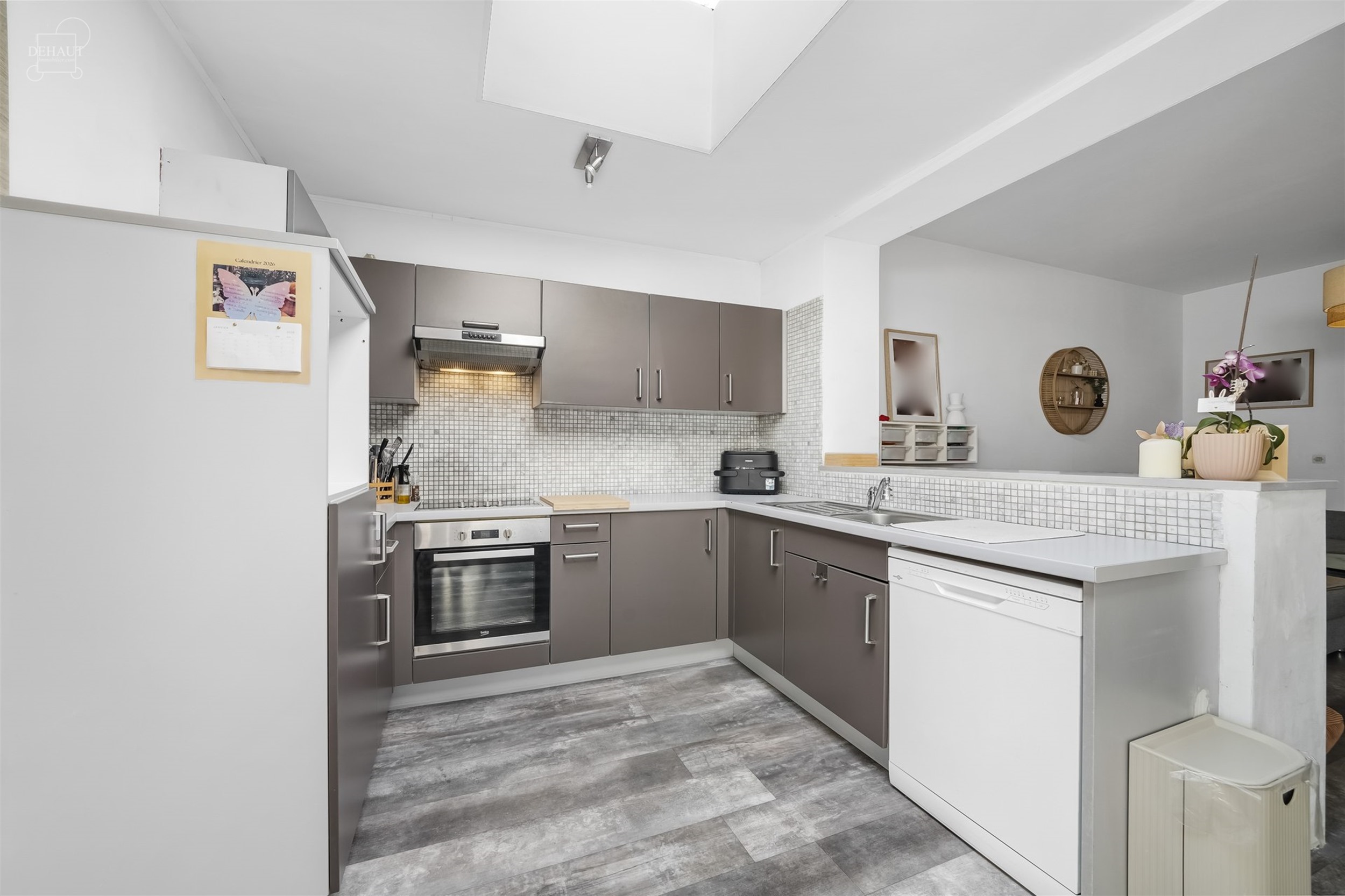 Jolie maison de ville avec garage idéalement située dans une rue calme et prisée. Composée d'un agréable espace de vie avec un insert et un poêl...