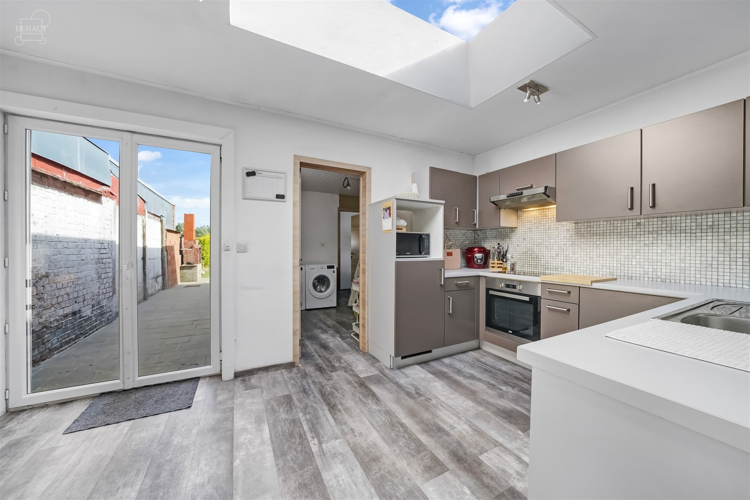 Jolie maison de ville avec garage idéalement située dans une rue calme et prisée. Composée d'un agréable espace de vie avec un insert et un poêl...