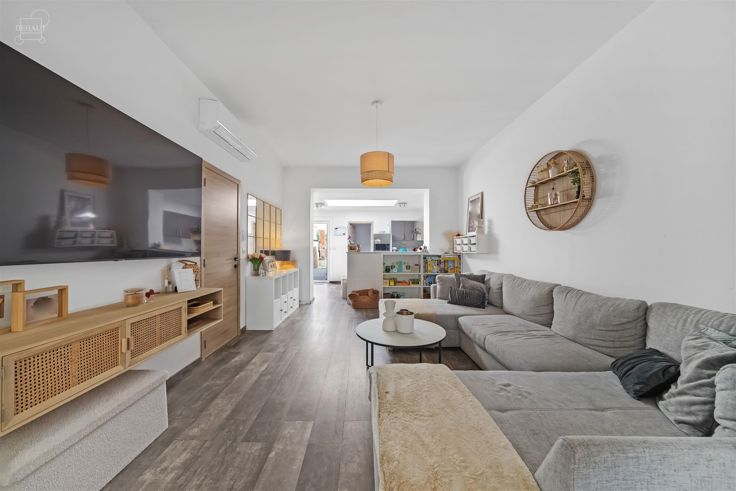 Jolie maison de ville avec garage idéalement située dans une rue calme et prisée. Composée d'un agréable espace de vie avec un insert et un poêl...