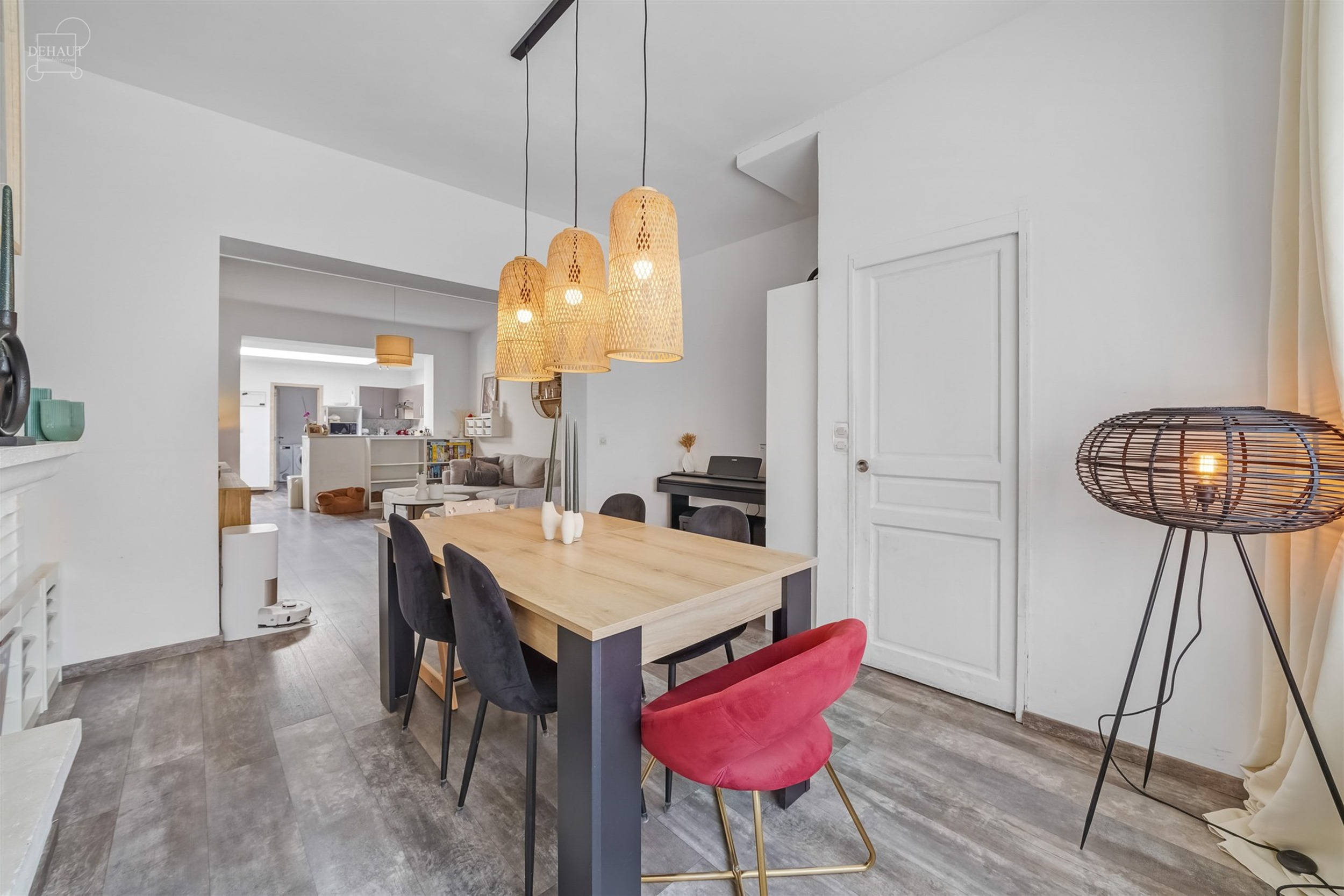 Jolie maison de ville avec garage idéalement située dans une rue calme et prisée. Composée d'un agréable espace de vie avec un insert et un poêl...