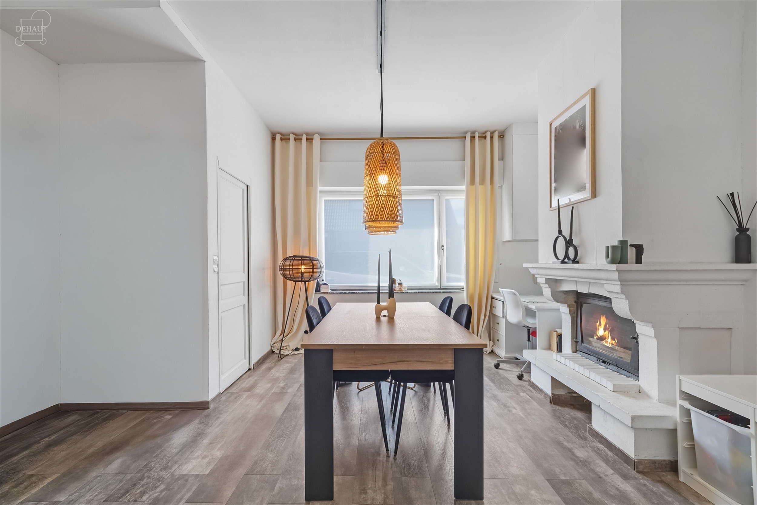 Jolie maison de ville avec garage idéalement située dans une rue calme et prisée. Composée d'un agréable espace de vie avec un insert et un poêl...