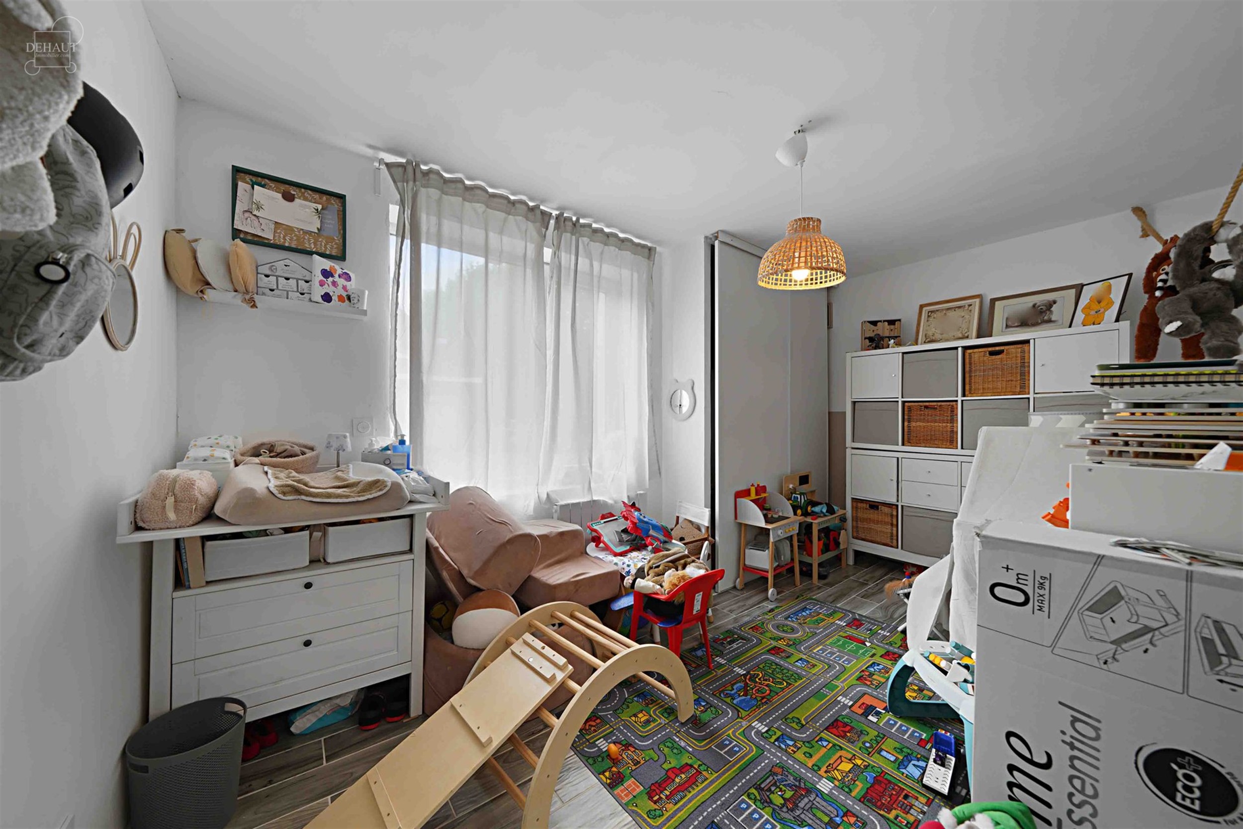 Jolie maison 3 façades entièrement rénovée, offrant une configuration en semi plain-pied et un accès latéral.
Se compose d'un hall d'entrée, u...