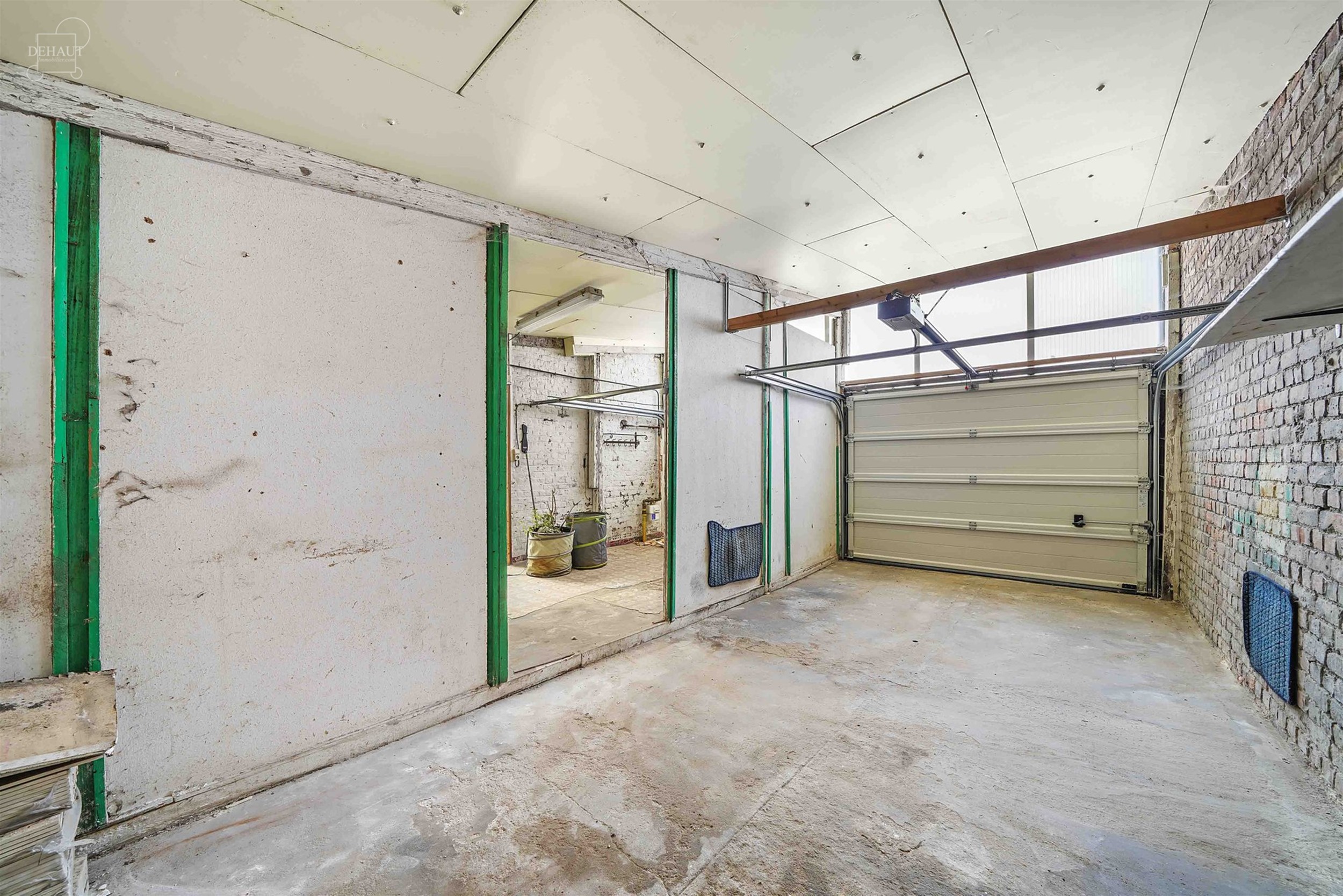 Groot te renoveren huis met dubbele garage en mogelijkheid tot verbouwing tot 5 slaapkamers. Met woonkamer, eetkamer, keuken, bijkeuken, badkamer, gro...