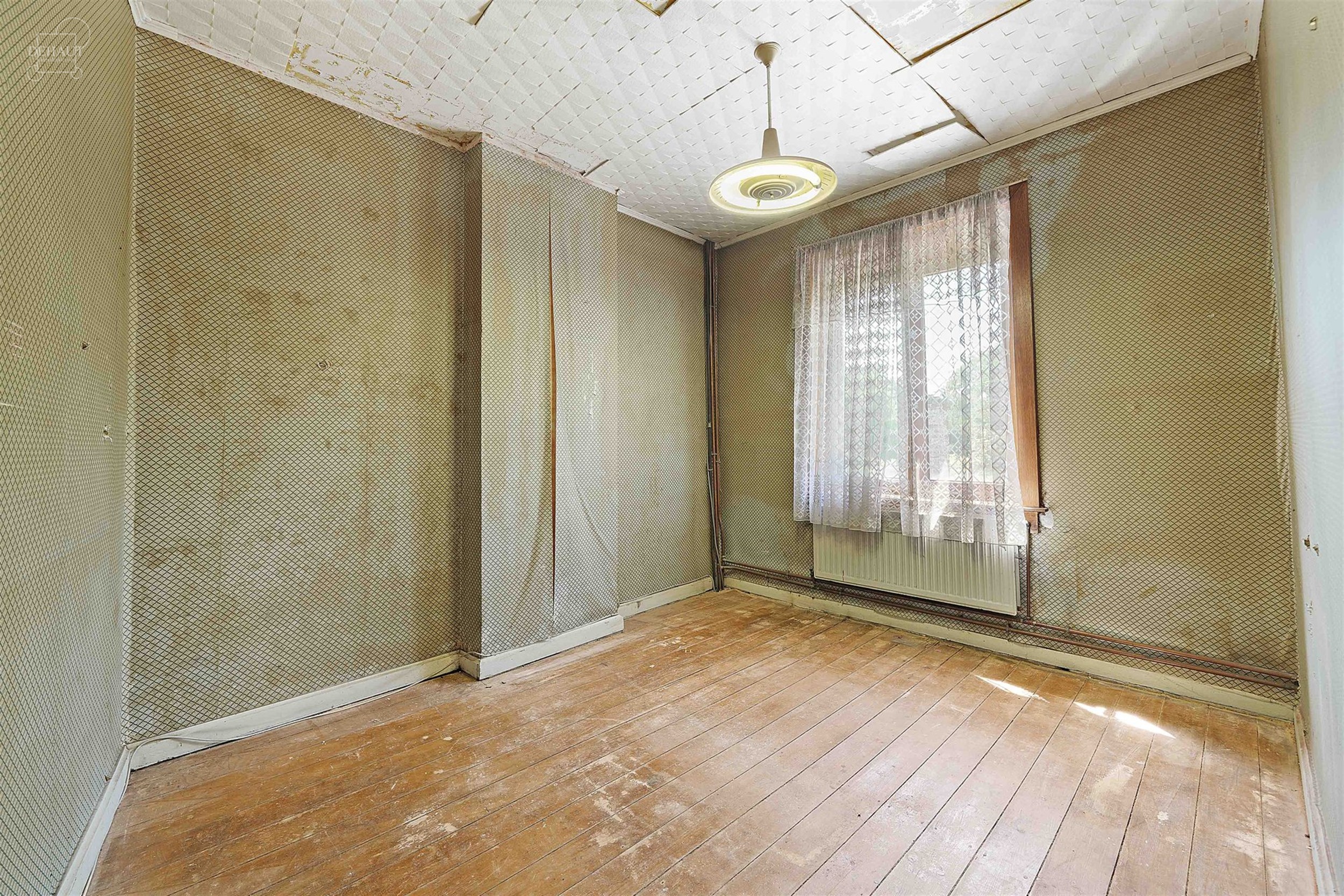 Groot te renoveren huis met dubbele garage en mogelijkheid tot verbouwing tot 5 slaapkamers. Met woonkamer, eetkamer, keuken, bijkeuken, badkamer, gro...