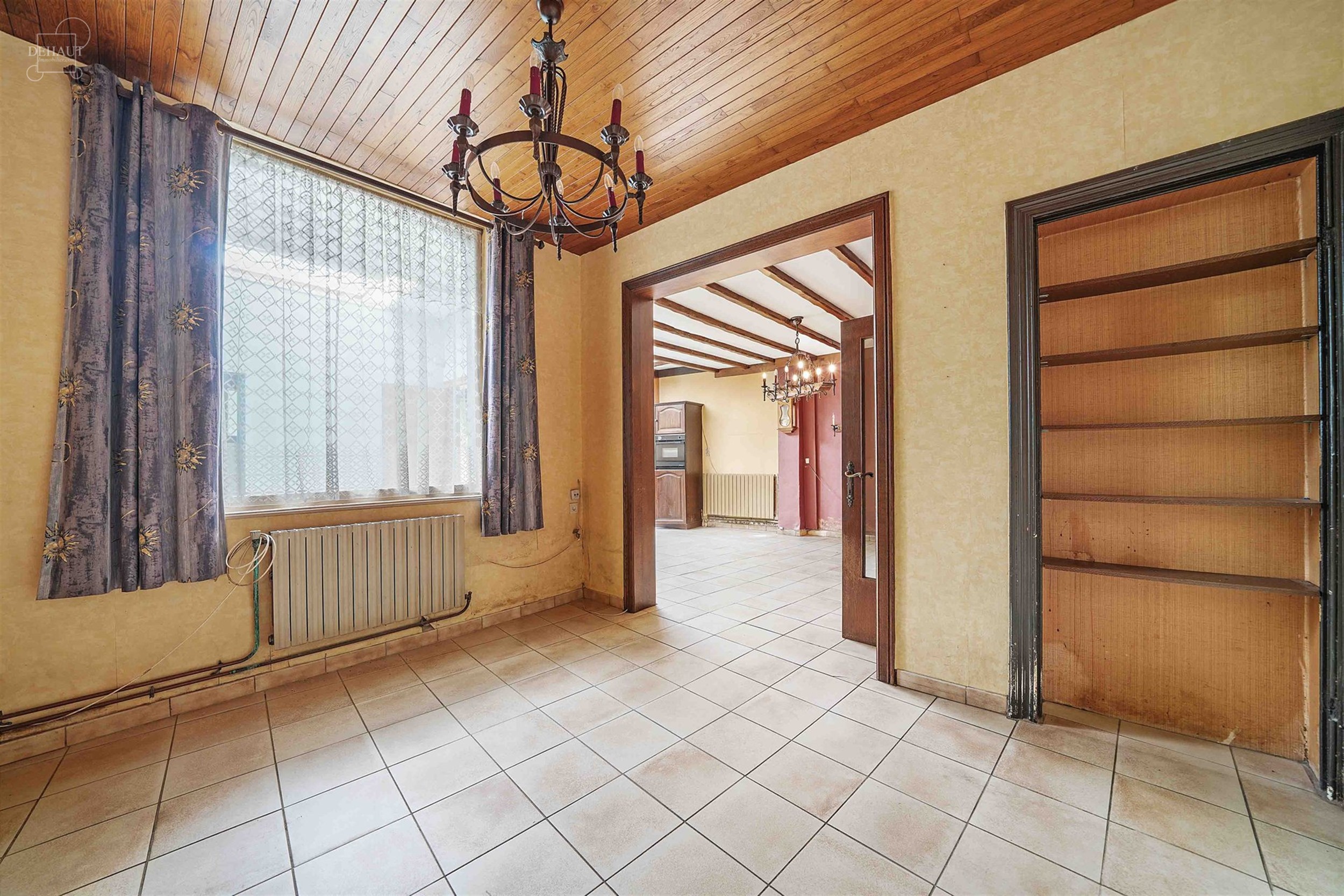 Groot te renoveren huis met dubbele garage en mogelijkheid tot verbouwing tot 5 slaapkamers. Met woonkamer, eetkamer, keuken, bijkeuken, badkamer, gro...
