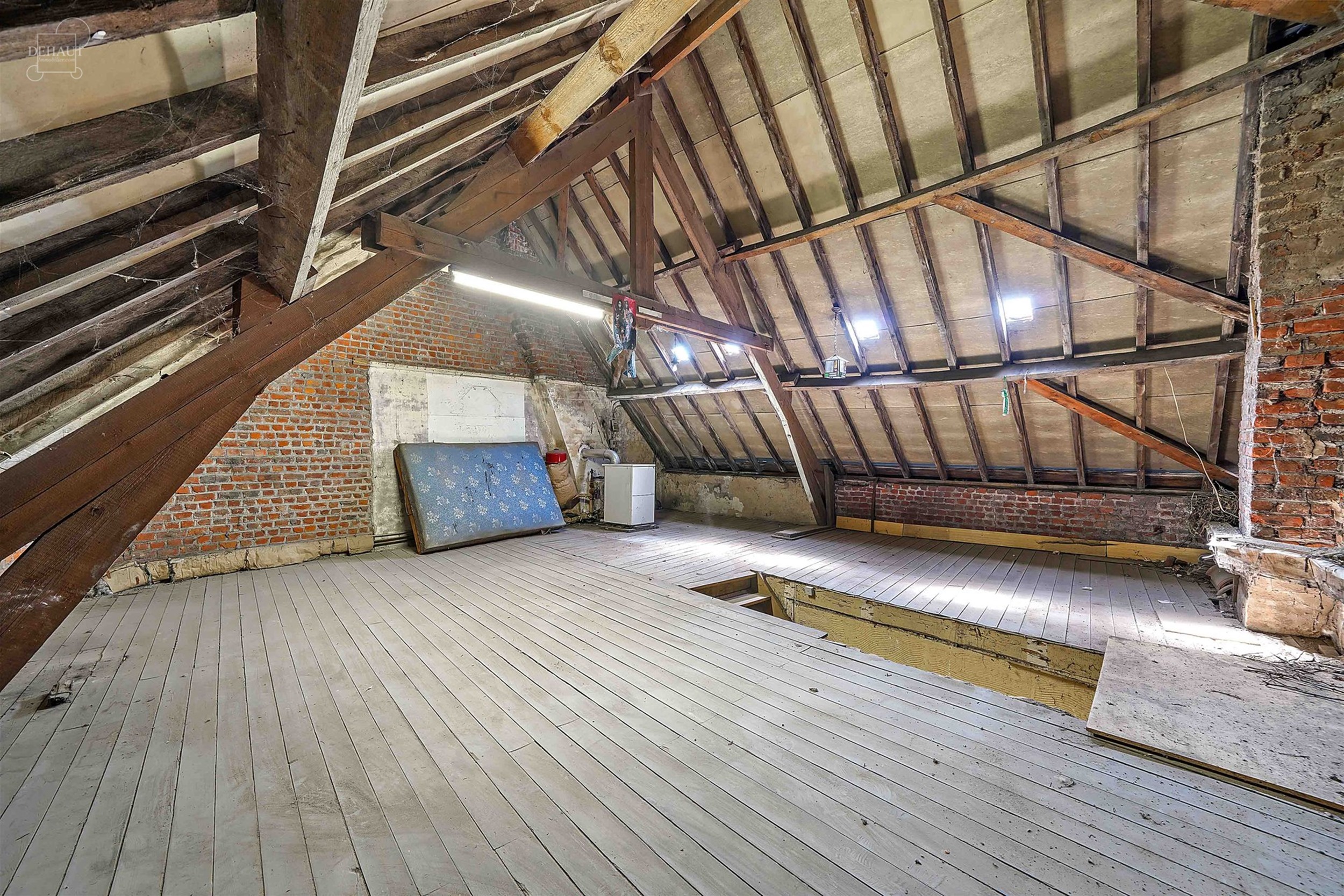 Groot te renoveren huis met dubbele garage en mogelijkheid tot verbouwing tot 5 slaapkamers. Met woonkamer, eetkamer, keuken, bijkeuken, badkamer, gro...