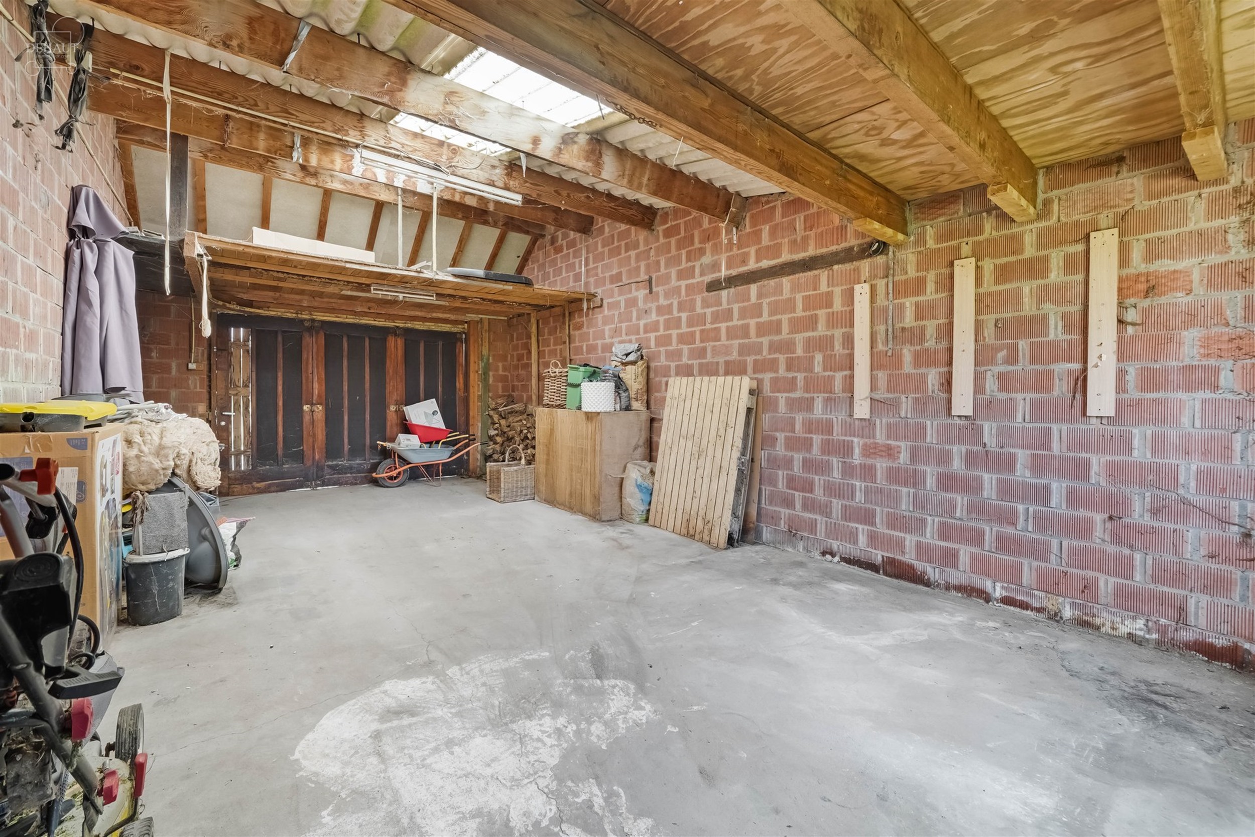 Jolie maison de ville avec garage idéalement située dans une rue calme et prisée. Composée d'un agréable espace de vie avec un insert et un poêl...