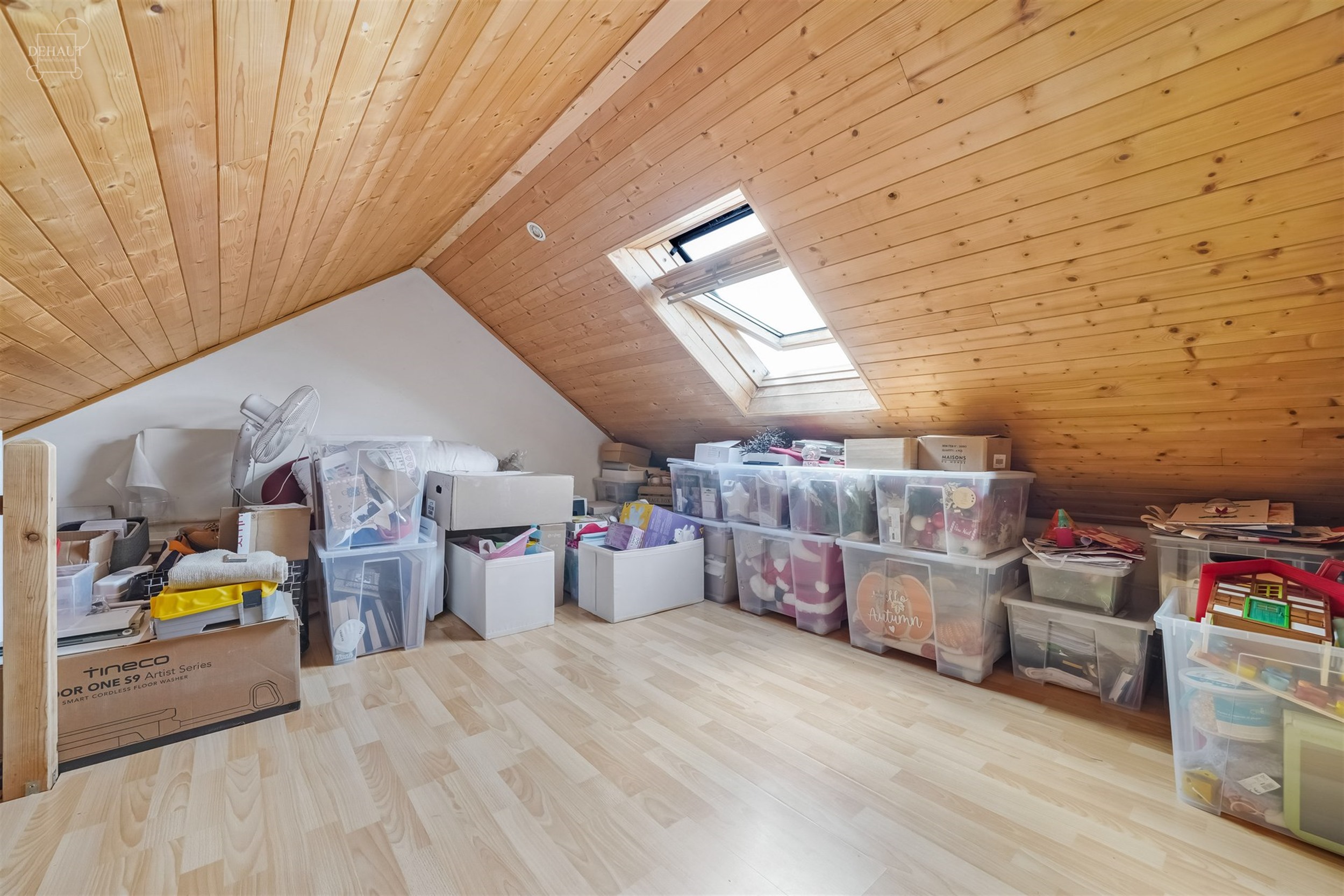 Jolie maison de ville avec garage idéalement située dans une rue calme et prisée. Composée d'un agréable espace de vie avec un insert et un poêl...